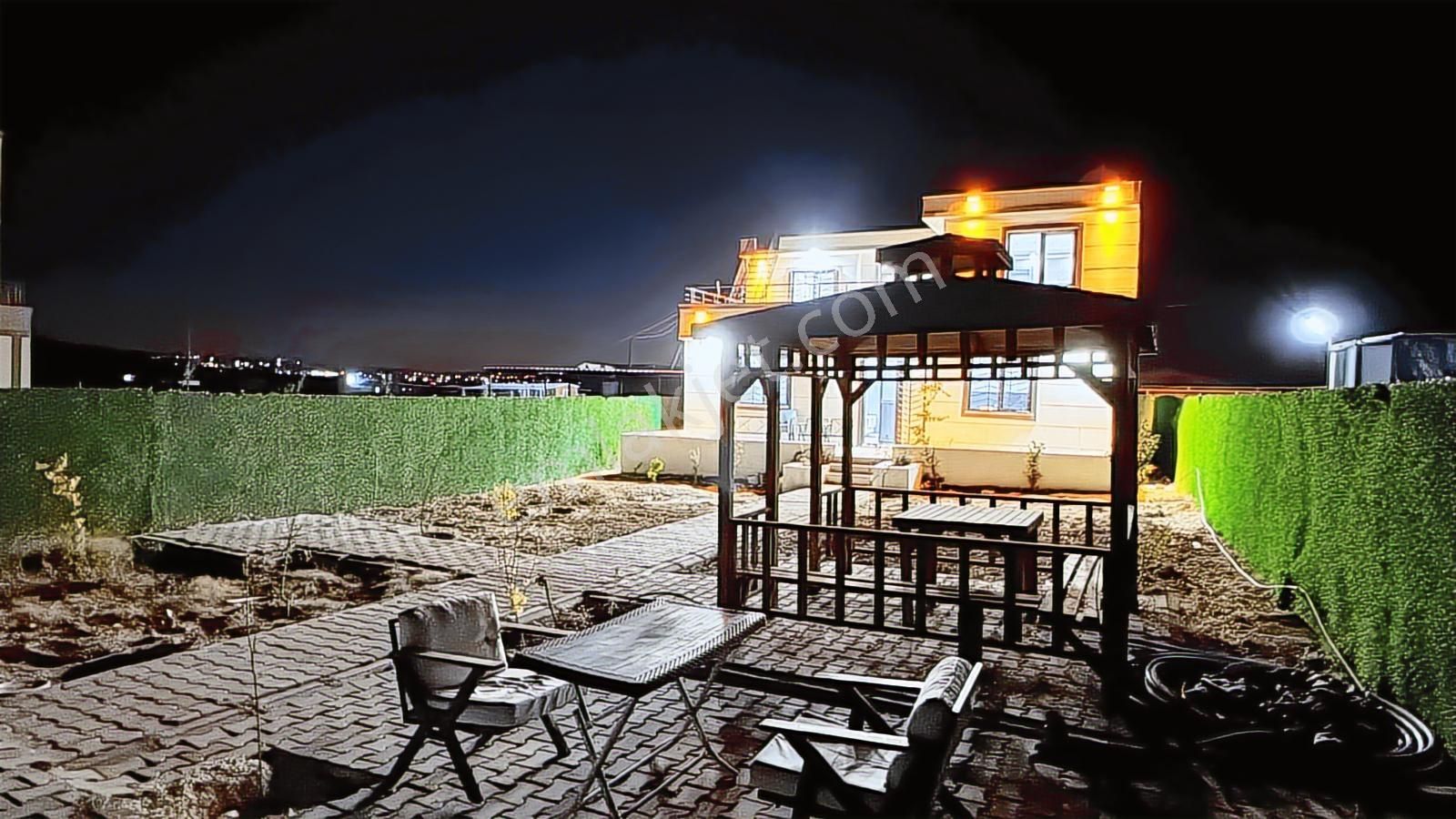 World İlkevim'den Küçük Akziyaret Kiracılı Havuzlu Satılık Villa - Görsel 31