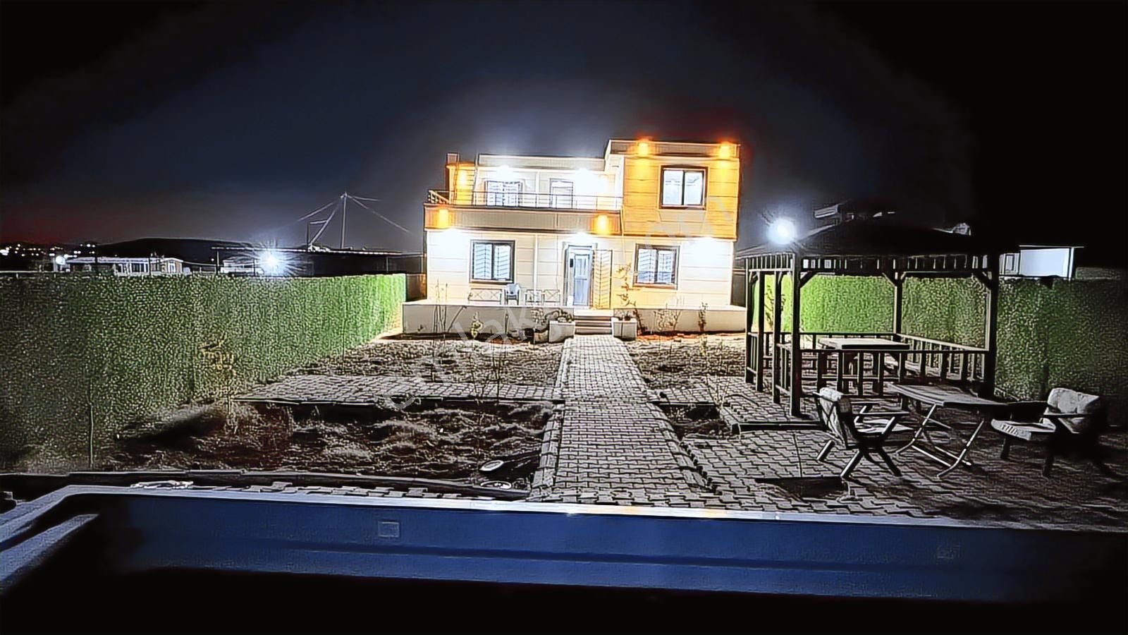World İlkevim'den Küçük Akziyaret Kiracılı Havuzlu Satılık Villa - Görsel 33