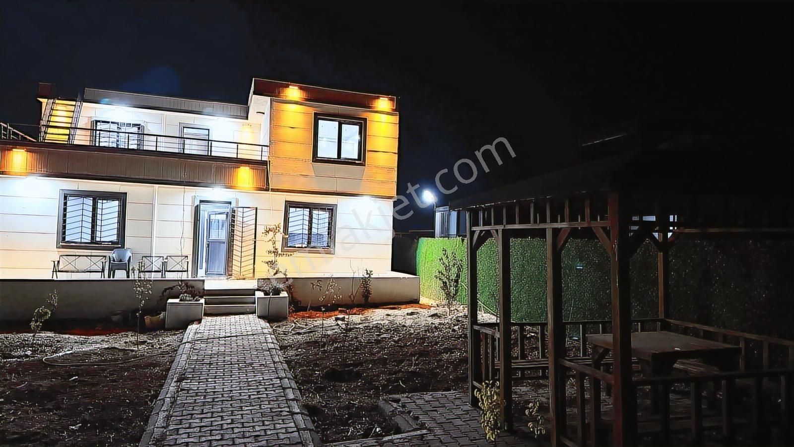 World İlkevim'den Küçük Akziyaret Kiracılı Havuzlu Satılık Villa - Görsel 35