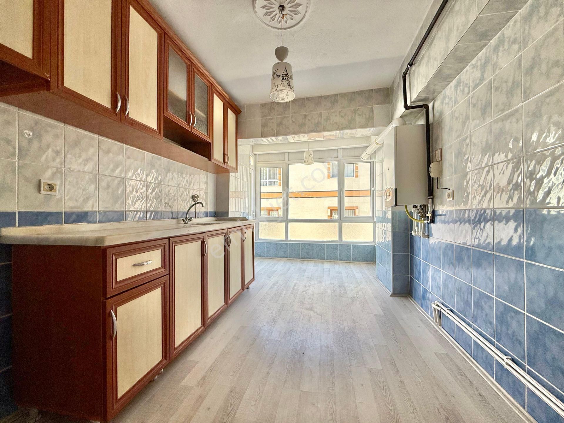 Kalecik Emlak'tan Fatih Mahallesin'de Ara Kat'da Güney Cpehe 3+1