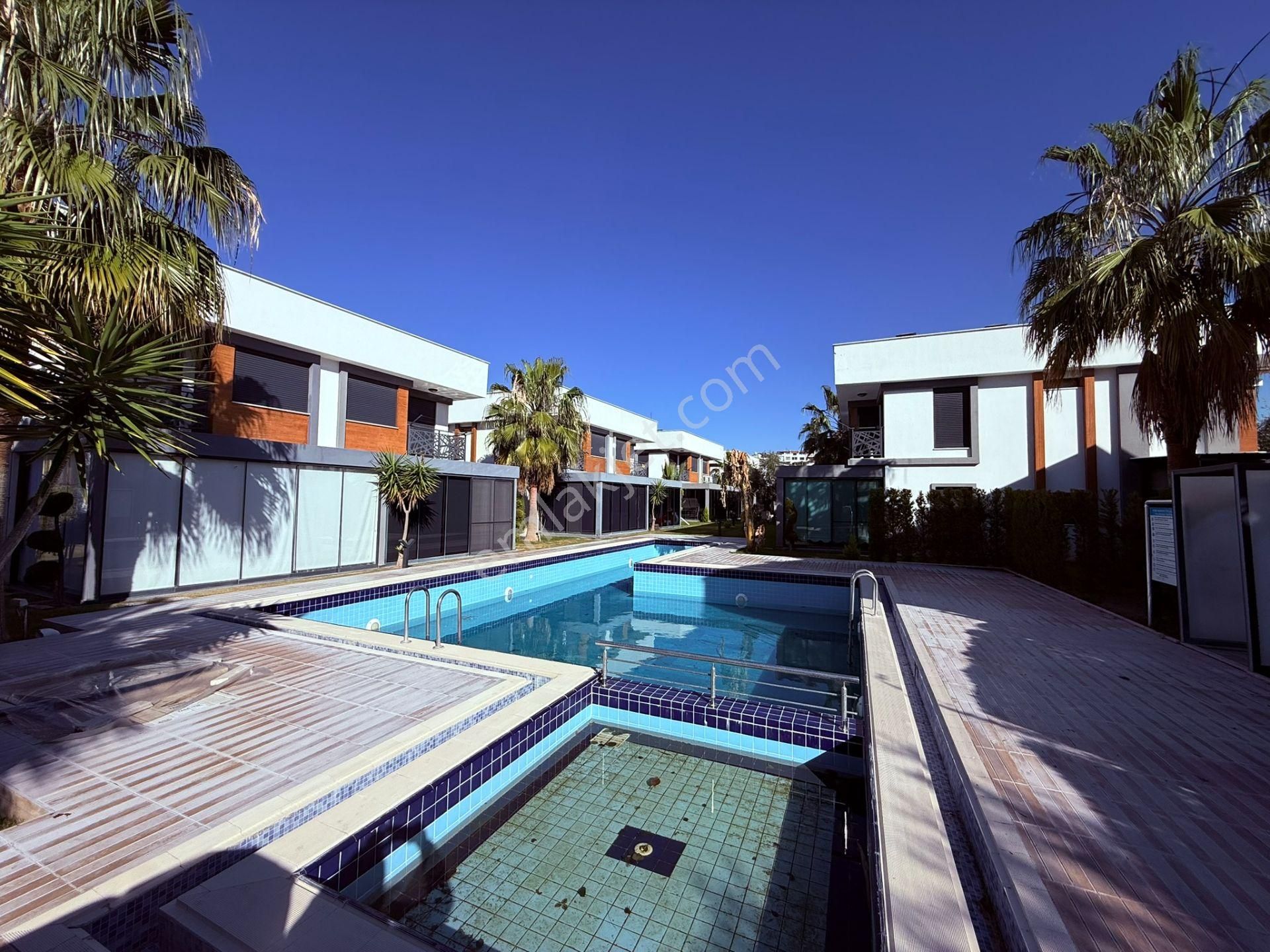 Kuşadasında Satılık 3+1 Havuz Başı Müstakil Villa - Görsel 3