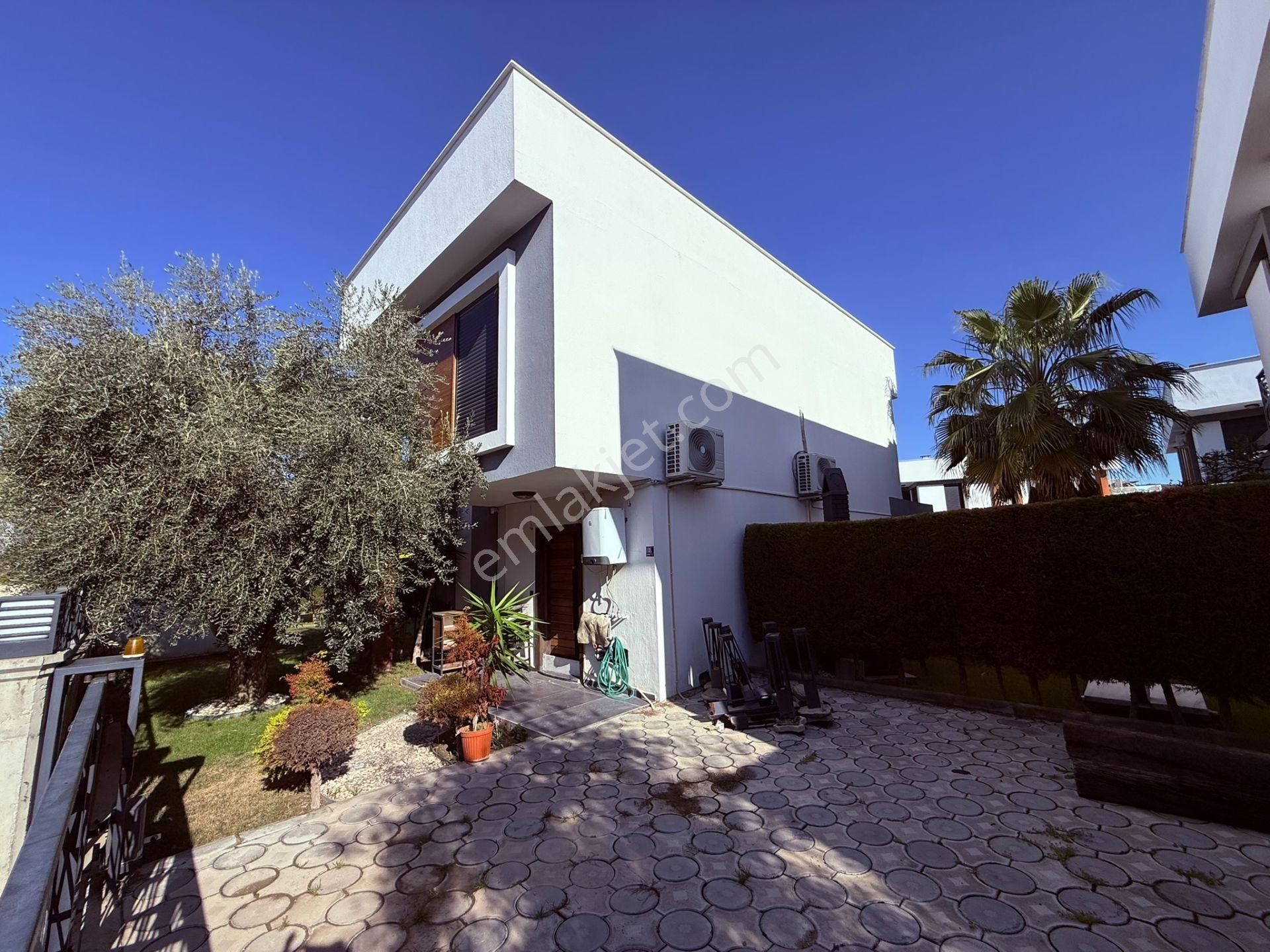 Kuşadasında Satılık 3+1 Havuz Başı Müstakil Villa - Görsel 2