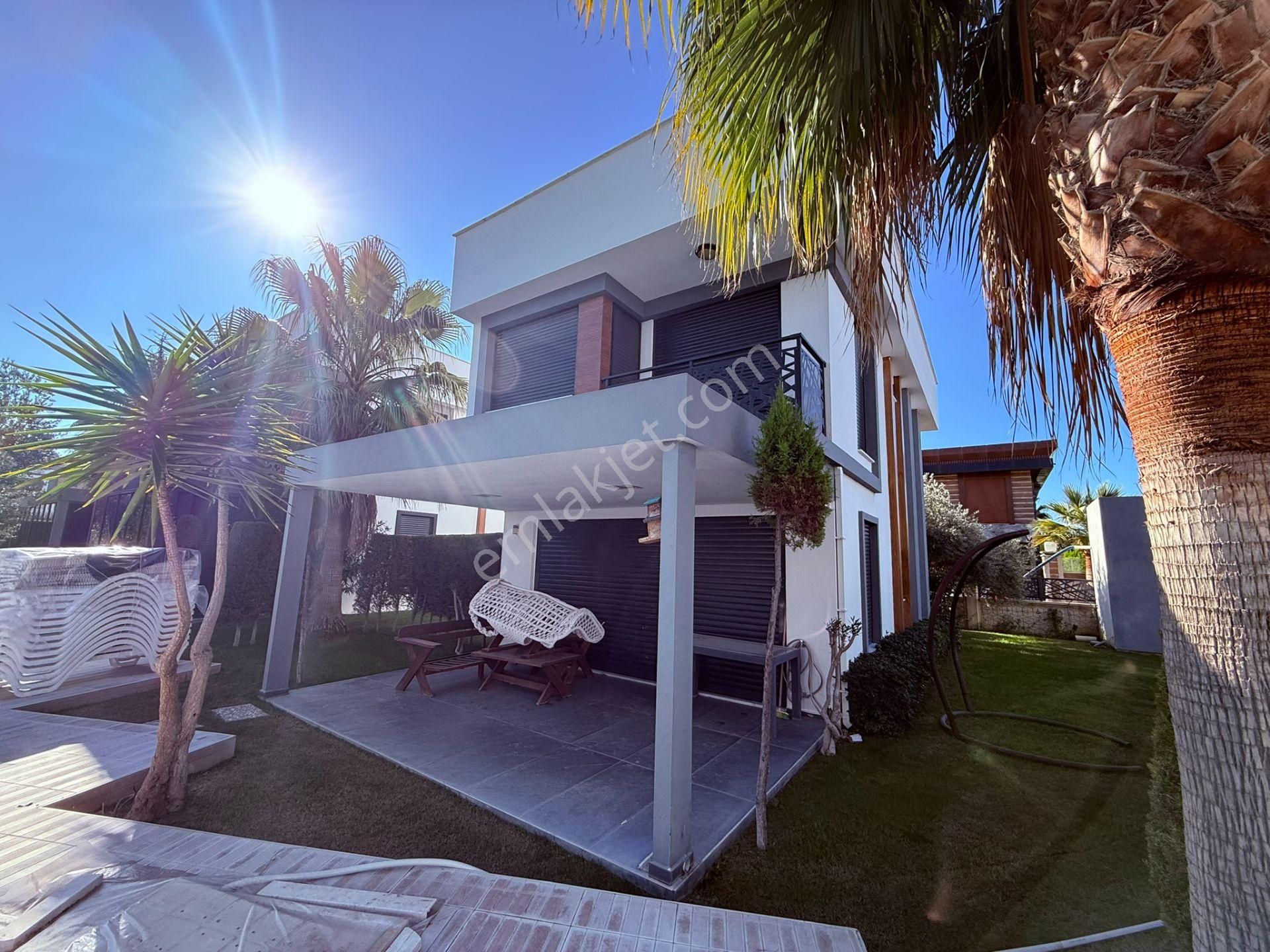 Kuşadasında Satılık 3+1 Havuz Başı Müstakil Villa