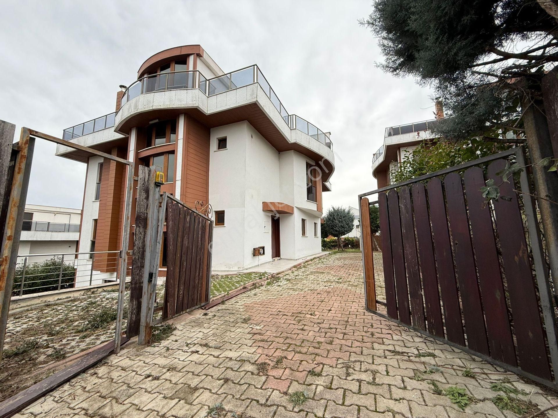 Tezcan Gayrimenkul'den Yalova/termal Akköy'de Deniz Manzaralı Villa.