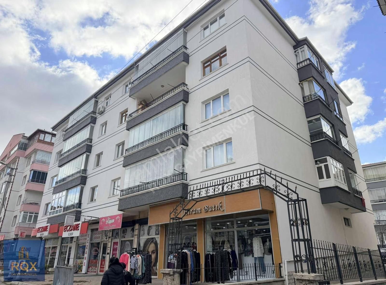 Pınarbaşında Cadde Üzeri Asansörlü Ara Kat Geniş 3+1 Daire - Görsel 5