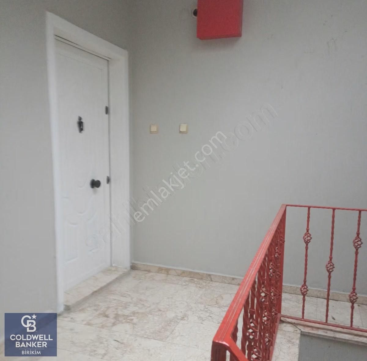 Karaköy'de Farklı Ticari Kullanıma Uygun Ofisli Kiralık Dükkan - Görsel 3