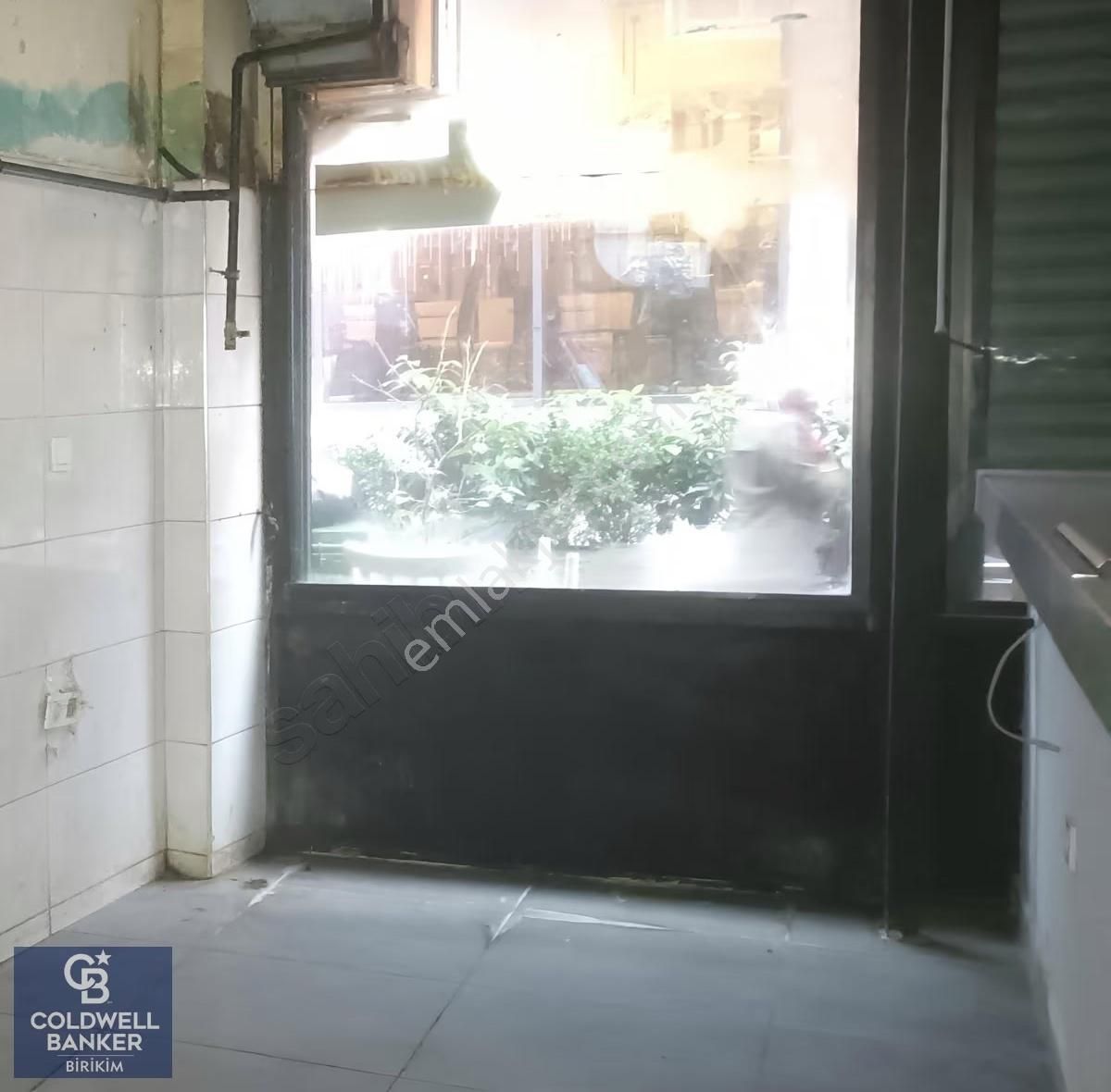 Karaköy'de Farklı Ticari Kullanıma Uygun Ofisli Kiralık Dükkan - Görsel 2