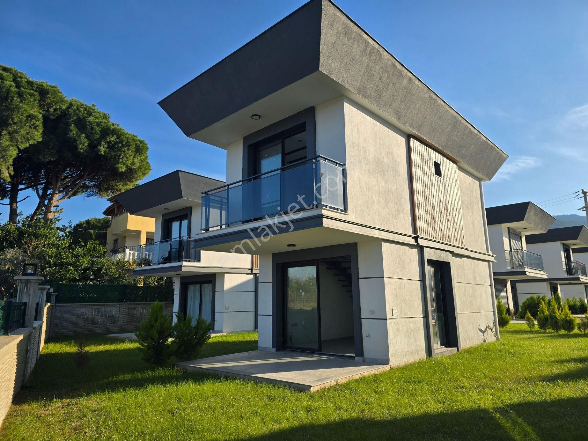 Kuşadası Davutlar Satılık 2+1 Manzaralı Site İçi Müstakil Villa