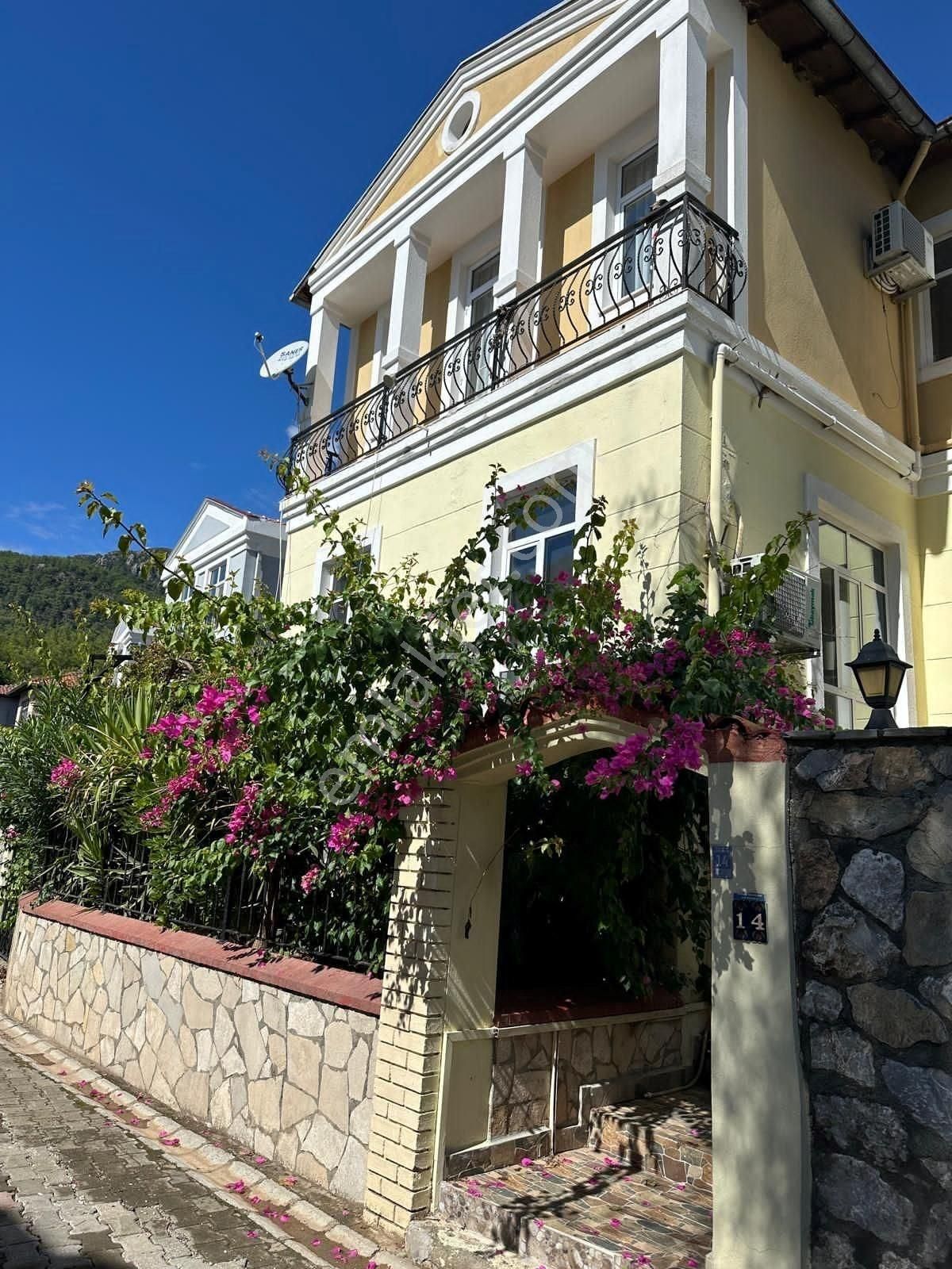 Müjgan Emlaktan Beldibinde Site İçinde Müstakil 3 Katlı Villa