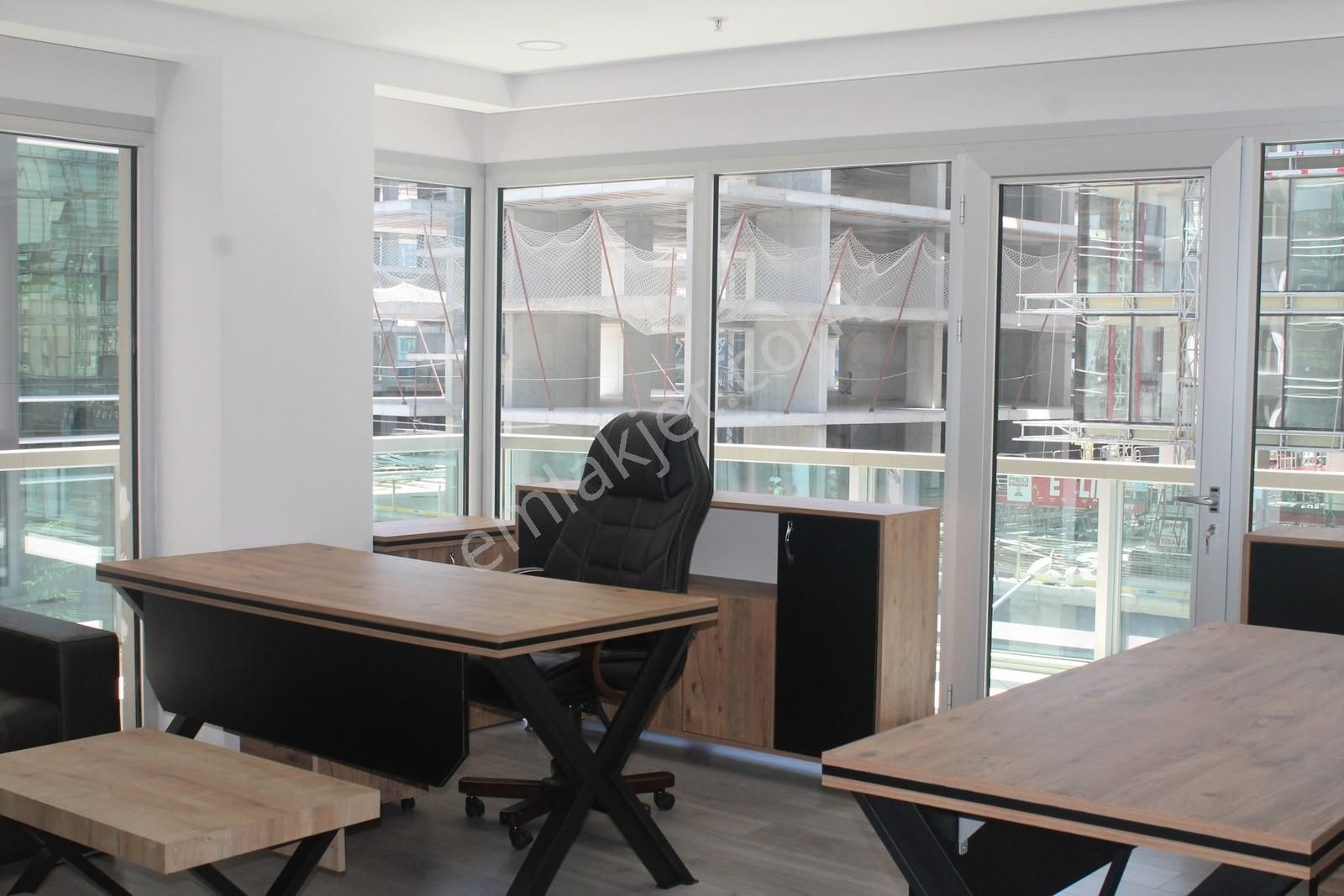 Park Office'de 3+1 Balkonlu Kiralık Ofis