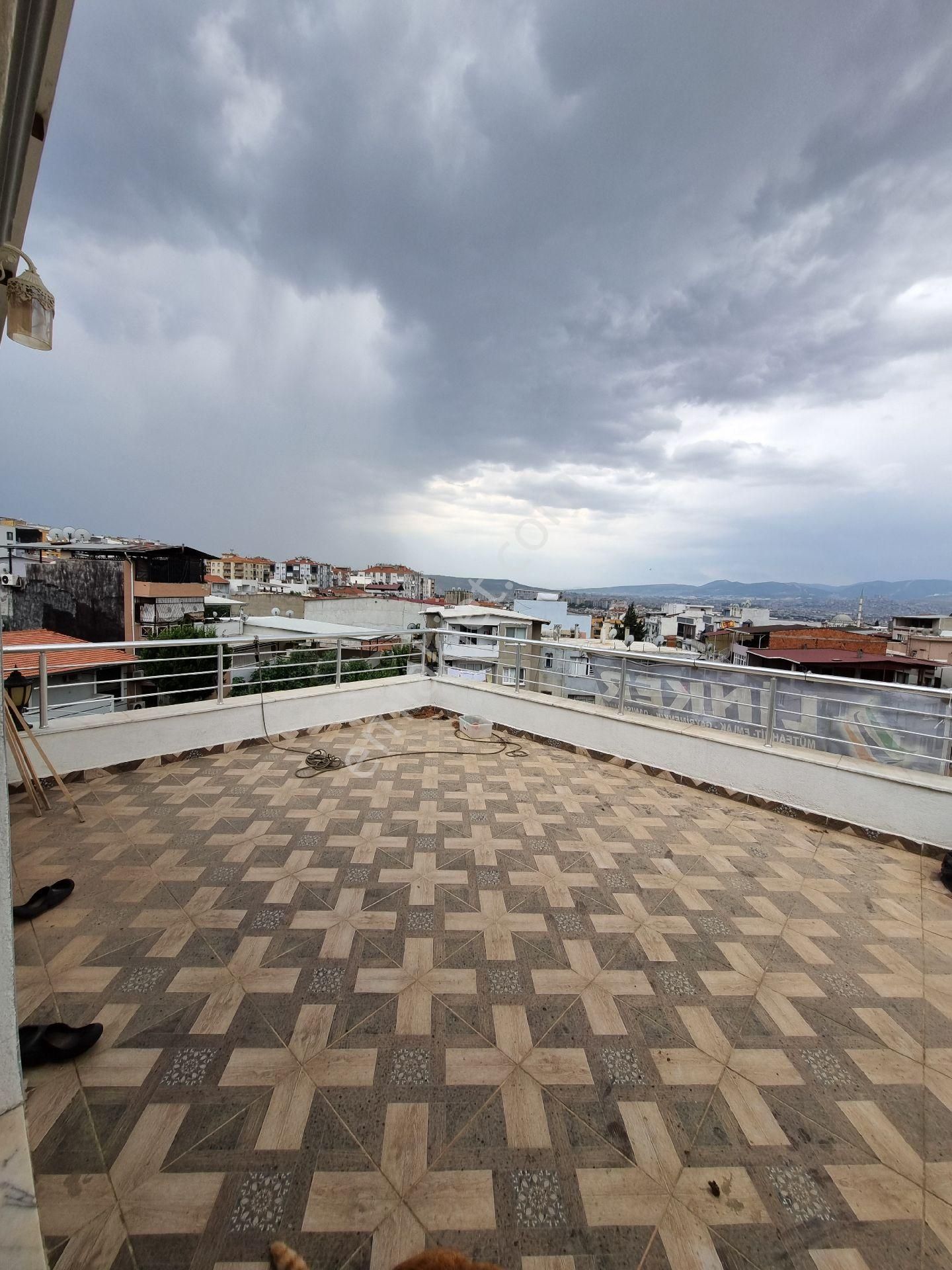 Buca Da 1+1 Acil Satılık Daire Teraslı