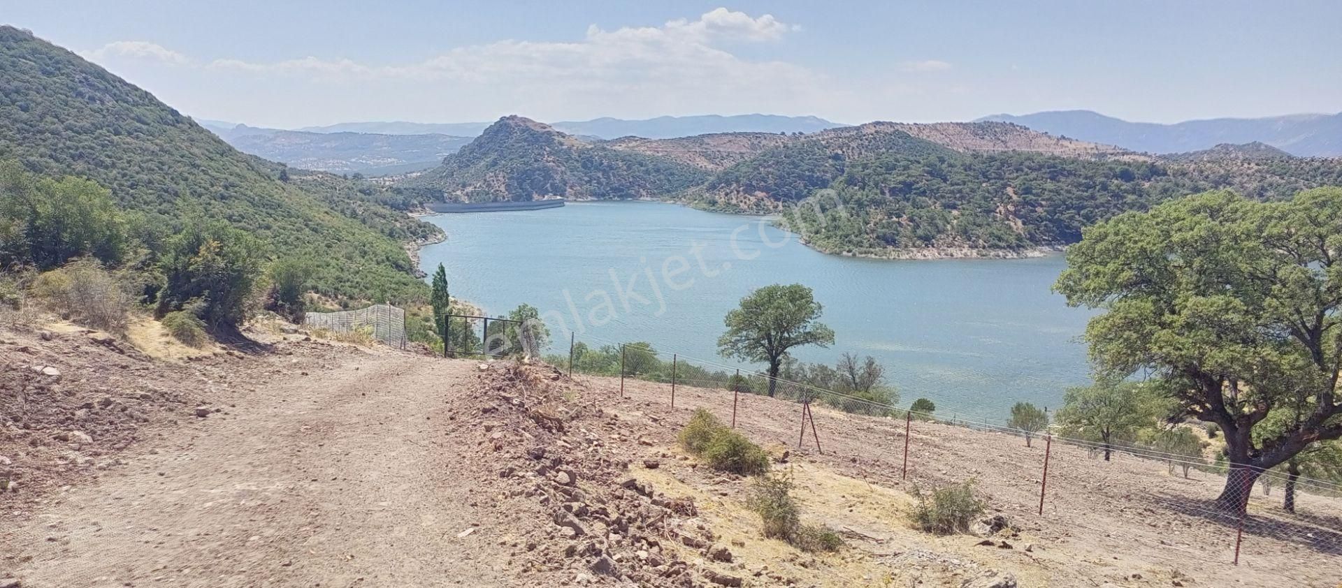 Bergama Durmuşlar'da Göl Manzaralı Müstakil Parsel Tek Tapu 7620m2 Arazimiz Satılıktır
