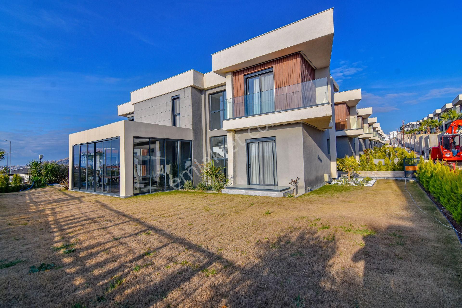 Kuşadası Karaova'da Ultra Lüks 6+1 Villa