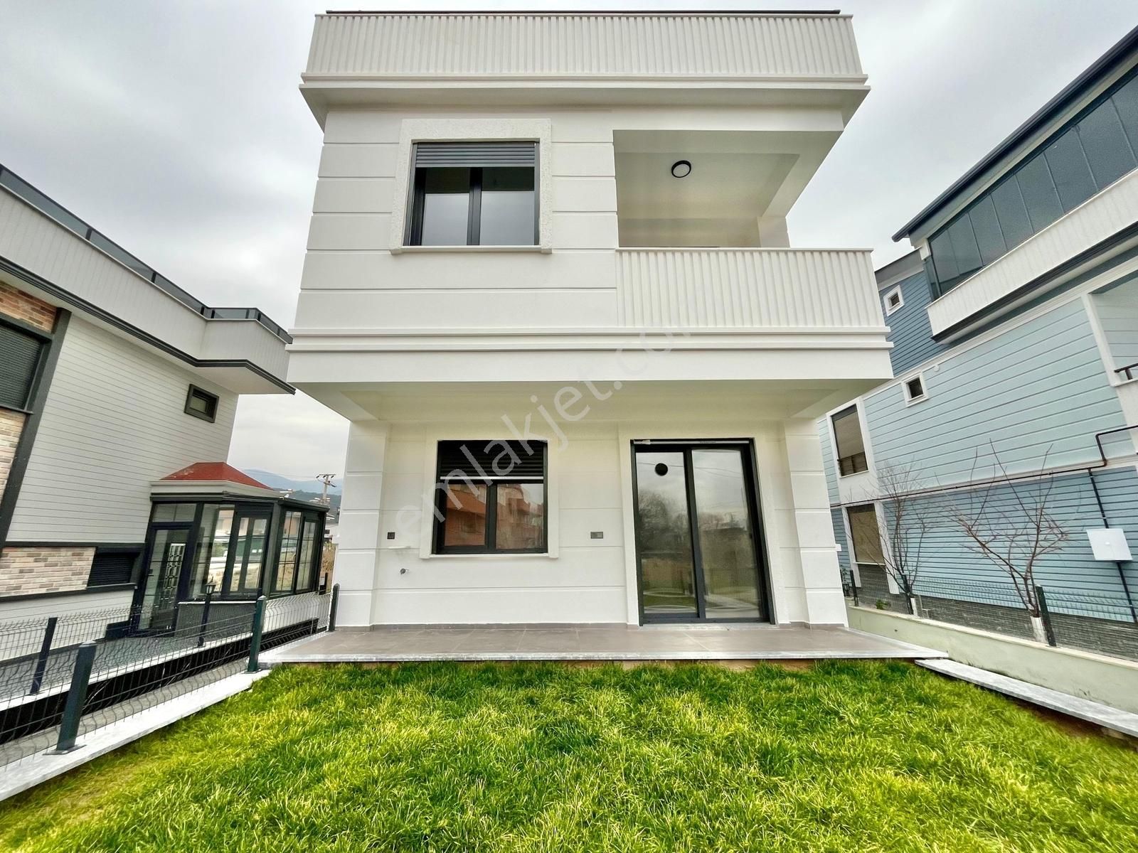 Gümüş'den Akçay Merkez'de Geniş Bahçe Kullanımlı Lüks 2+1 Daire