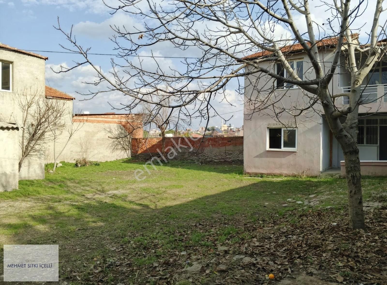 İçerisinde 5 Adet Ev Olan Bahçeli Müstakil Arsa - Görsel 2