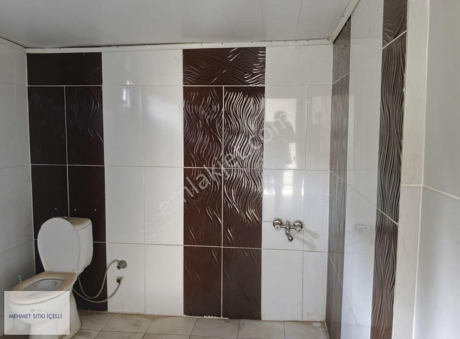 İçerisinde 5 Adet Ev Olan Bahçeli Müstakil Arsa - Görsel 3