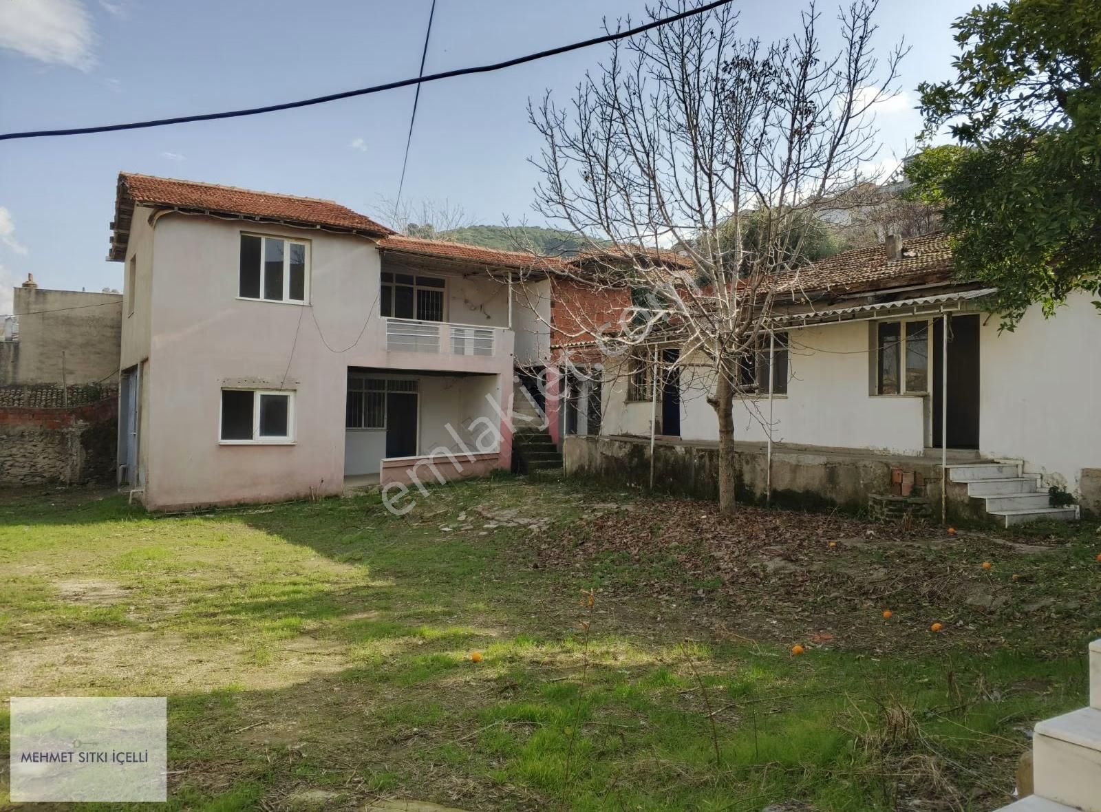 İçerisinde 5 Adet Ev Olan Bahçeli Müstakil Arsa