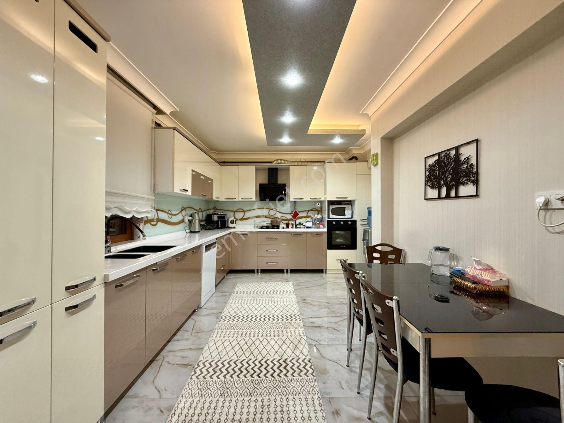 Kalecik Emlak'tan Bulvar Yakını 10.kat Güney C. Giyinme O. 4+1