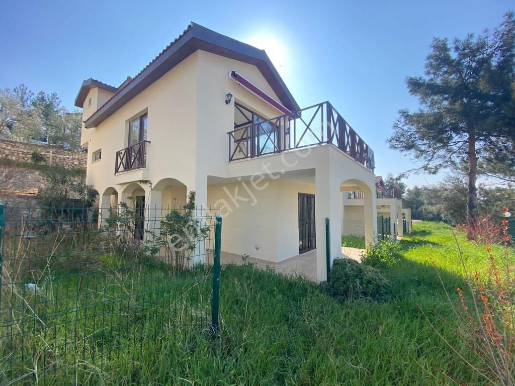 Kadınlardenizi, Kuşadası'nda Satılık, Bahçeli, Bakımlı, 3+1 Villa