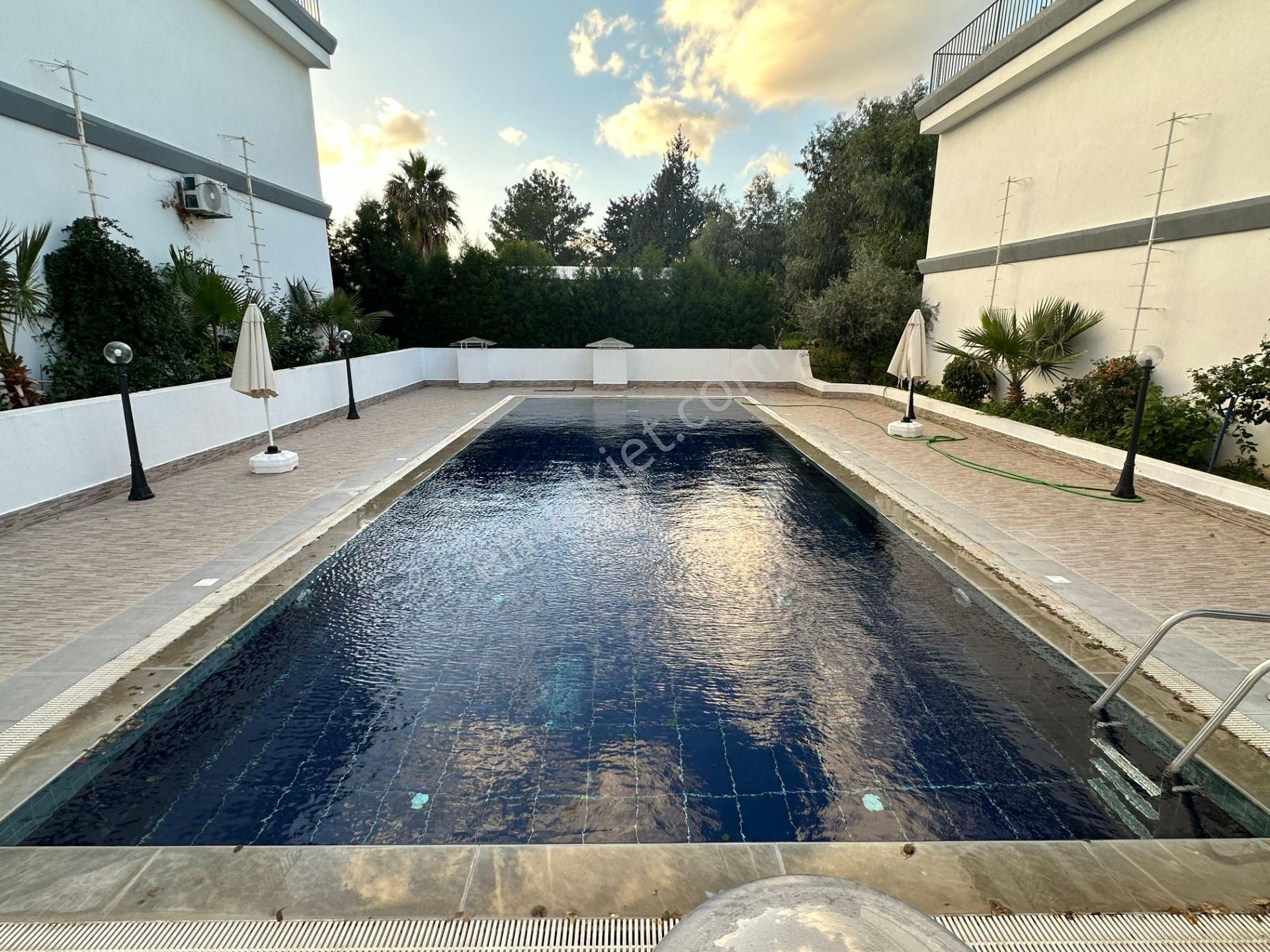 Girne Merkez'de Denize Yakın, Havuzlu Sitede, Eşyalı Satılık 2+1 Daire !! - Görsel 13