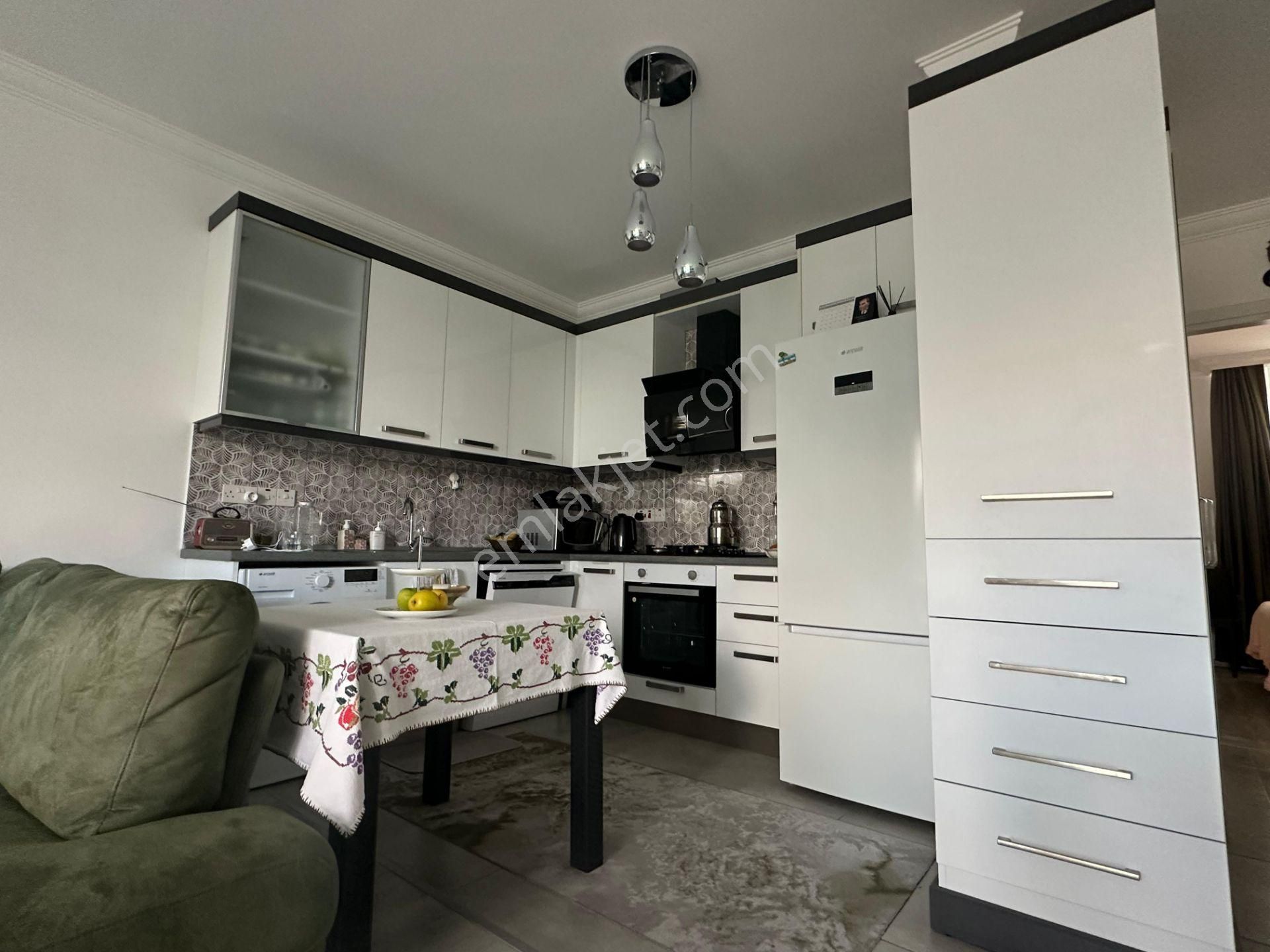 Girne Merkez'de Denize Yakın, Havuzlu Sitede, Eşyalı Satılık 2+1 Daire !! - Görsel 5