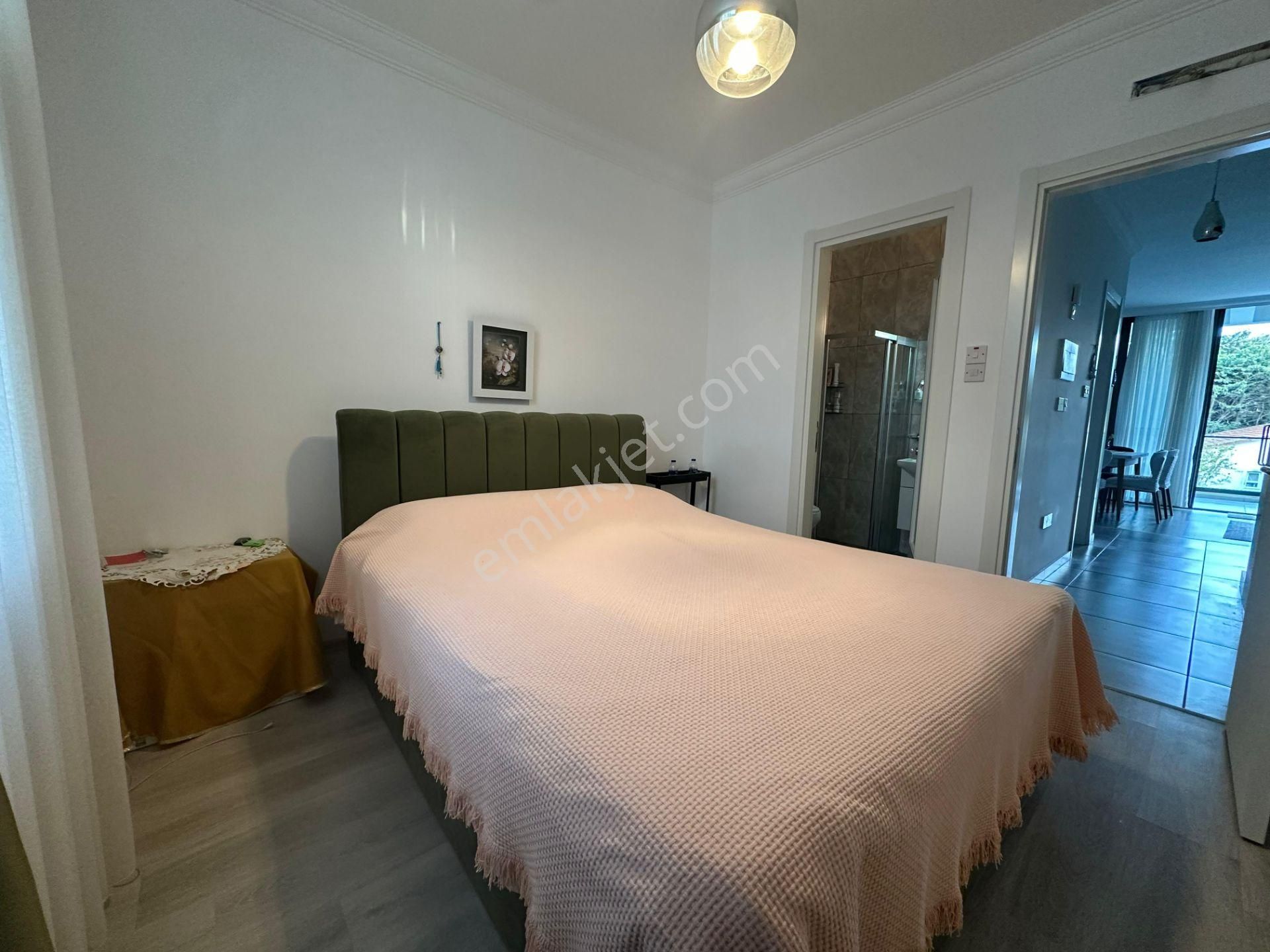 Girne Merkez'de Denize Yakın, Havuzlu Sitede, Eşyalı Satılık 2+1 Daire !! - Görsel 6