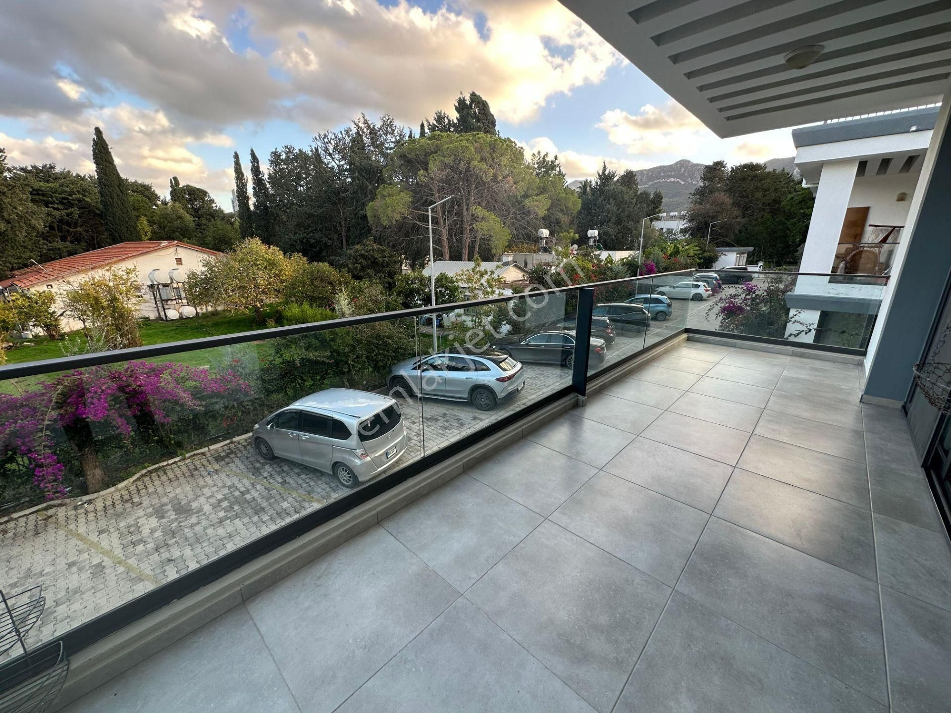 Girne Merkez'de Denize Yakın, Havuzlu Sitede, Eşyalı Satılık 2+1 Daire !! - Görsel 10