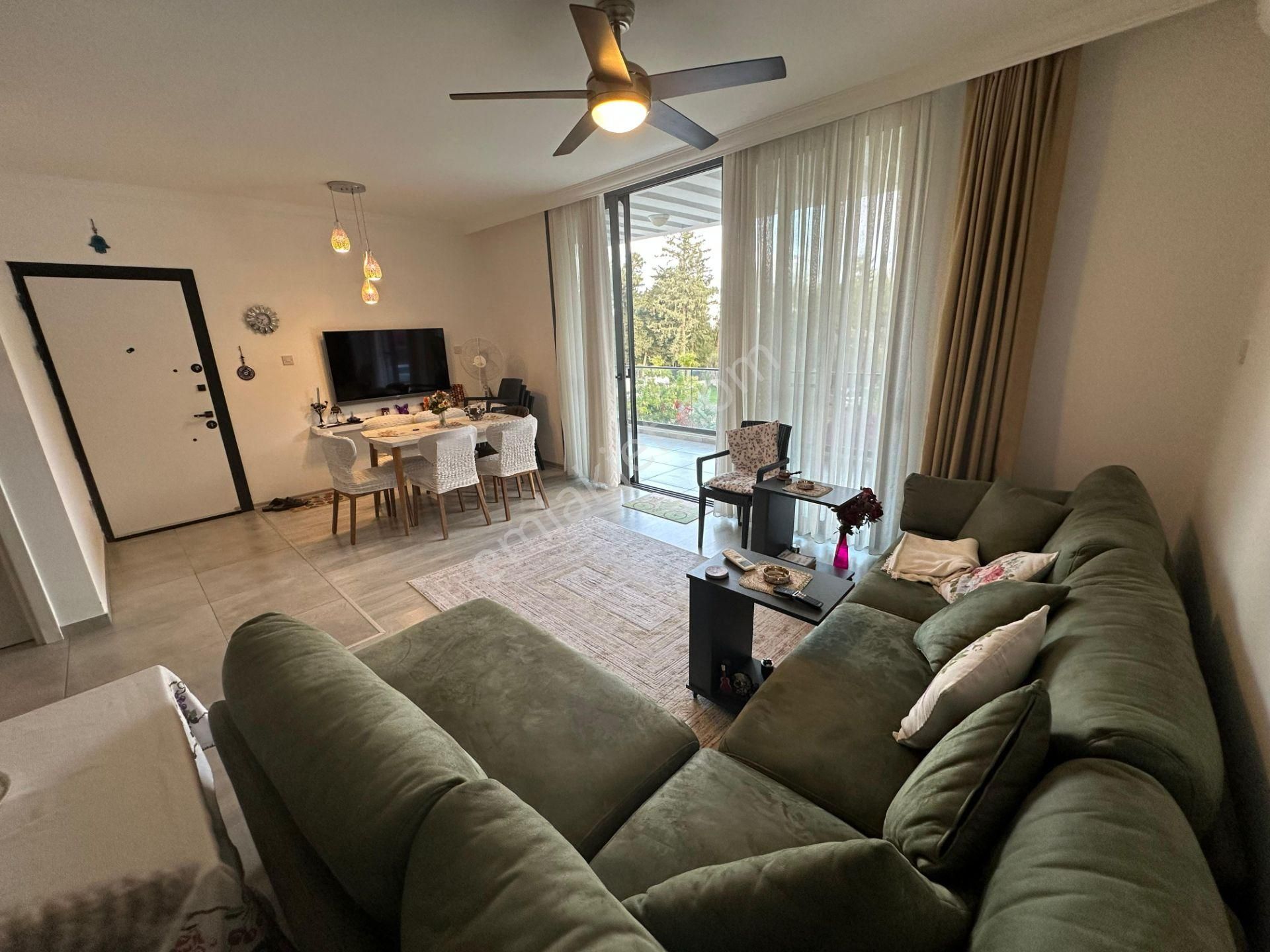 Girne Merkez'de Denize Yakın, Havuzlu Sitede, Eşyalı Satılık 2+1 Daire !! - Görsel 3