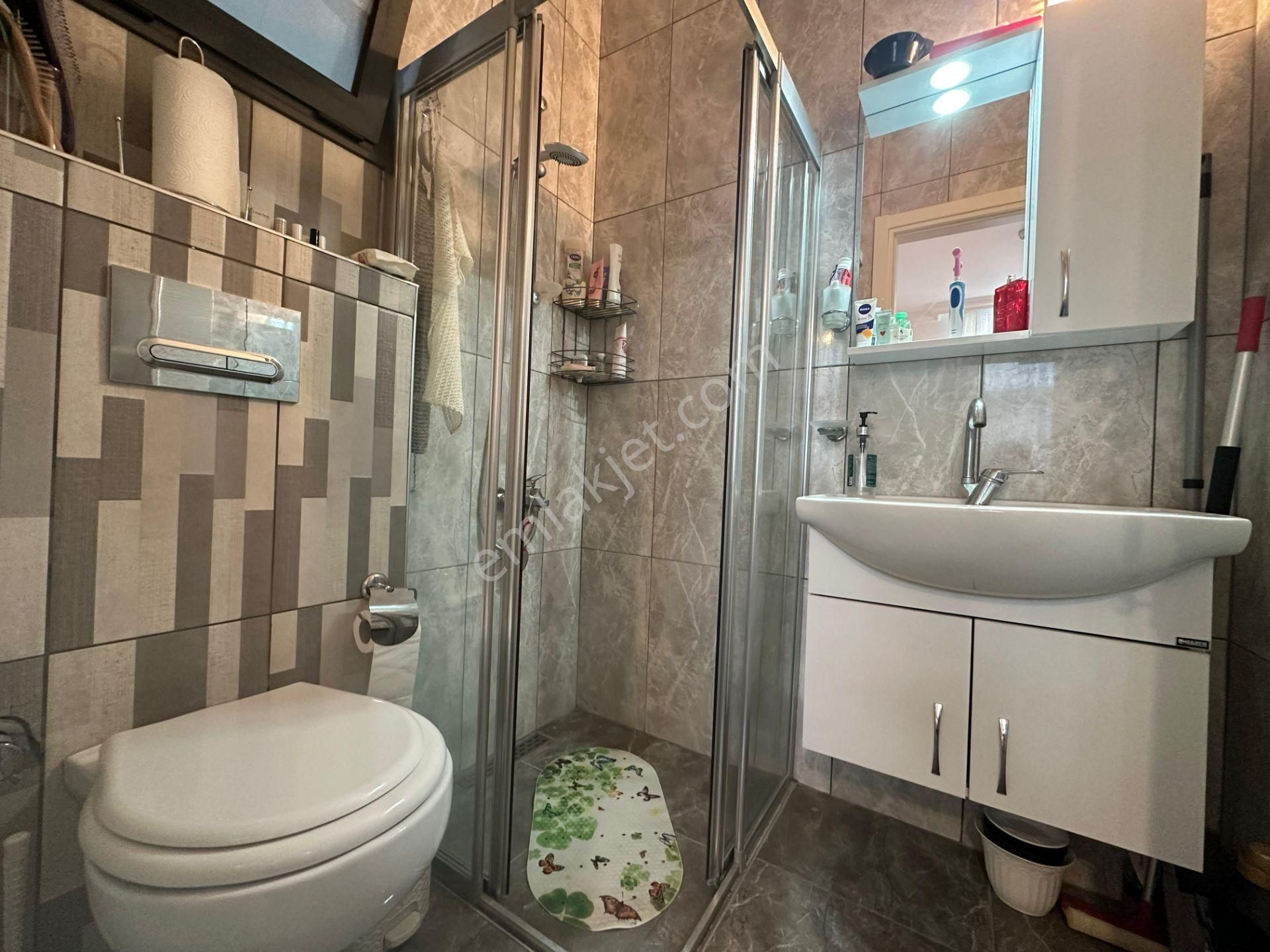 Girne Merkez'de Denize Yakın, Havuzlu Sitede, Eşyalı Satılık 2+1 Daire !! - Görsel 8