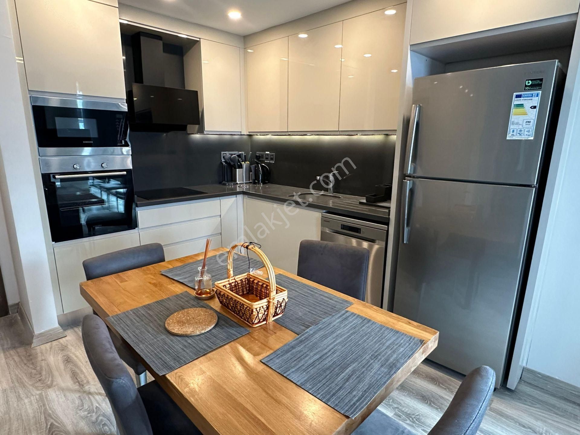 Girne Merkez'de Denize Yakın, Havuzlu Sitede, Eşyalı Satılık 2+1 Daire !! - Görsel 4