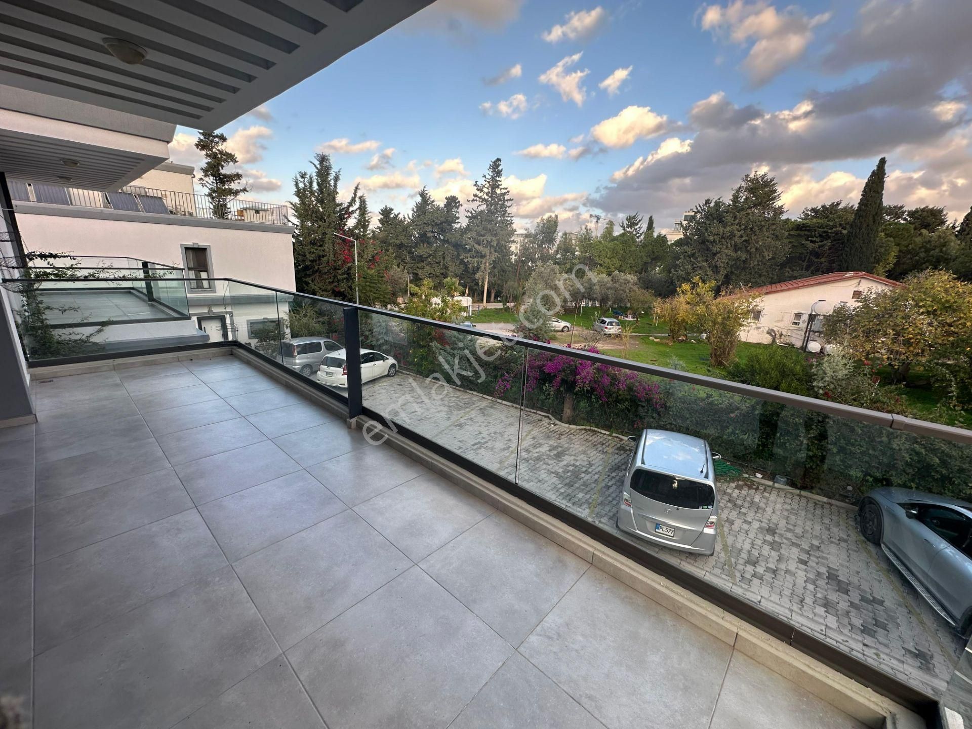 Girne Merkez'de Denize Yakın, Havuzlu Sitede, Eşyalı Satılık 2+1 Daire !! - Görsel 9