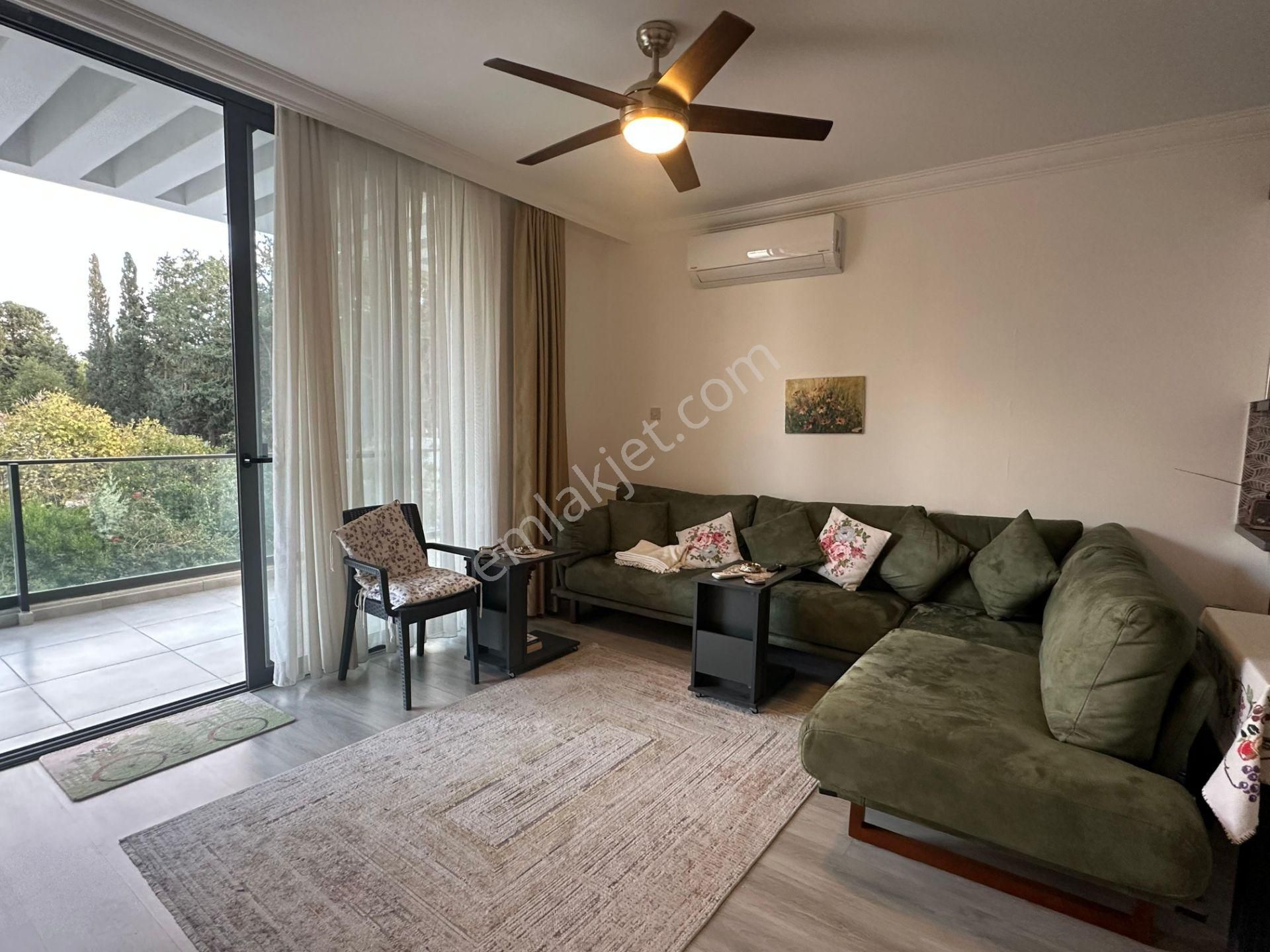 Girne Merkez'de Denize Yakın, Havuzlu Sitede, Eşyalı Satılık 2+1 Daire !! - Görsel 2