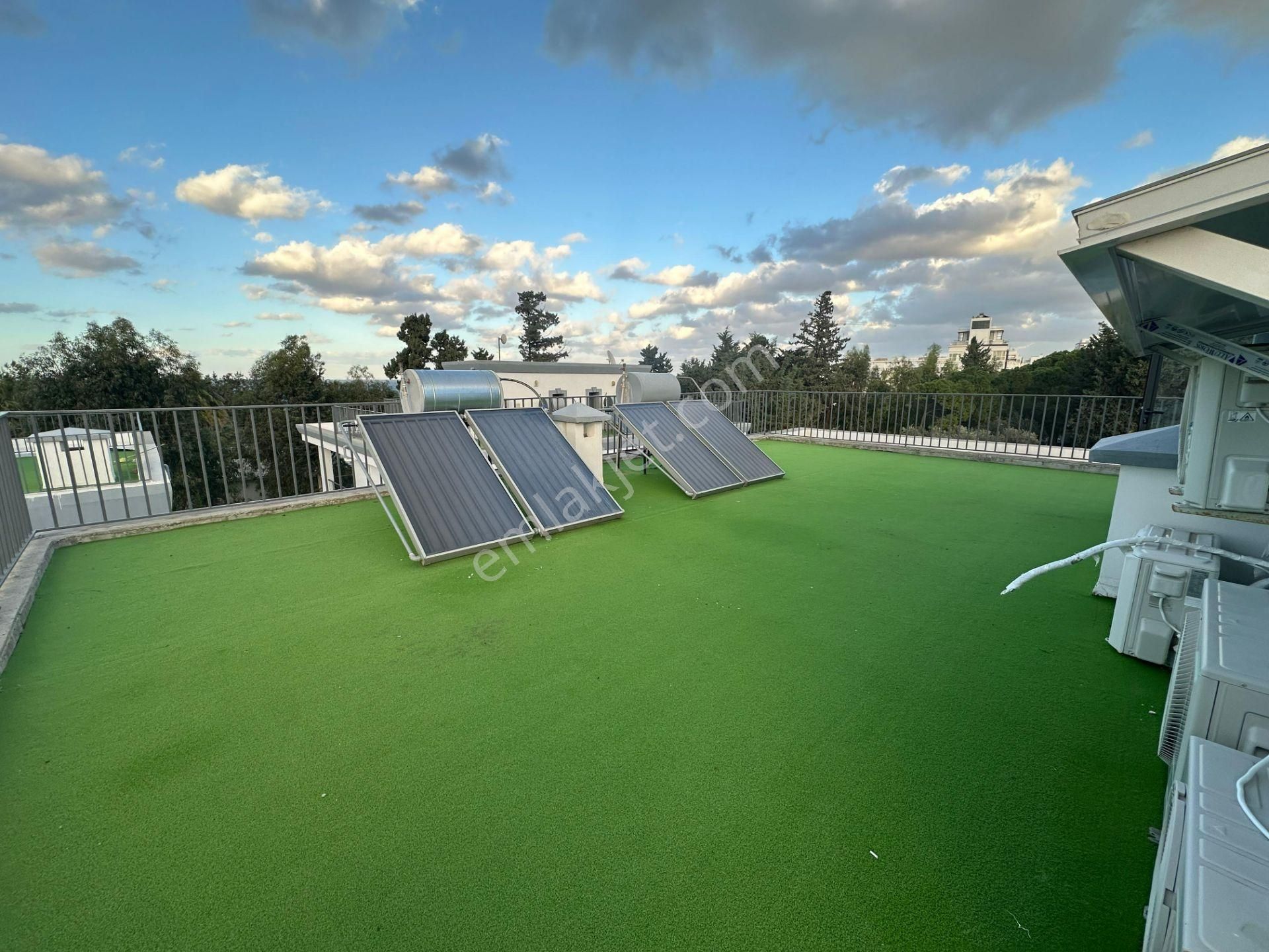 Girne Merkez'de Denize Yakın, Havuzlu Sitede, Eşyalı Satılık 2+1 Daire !! - Görsel 12