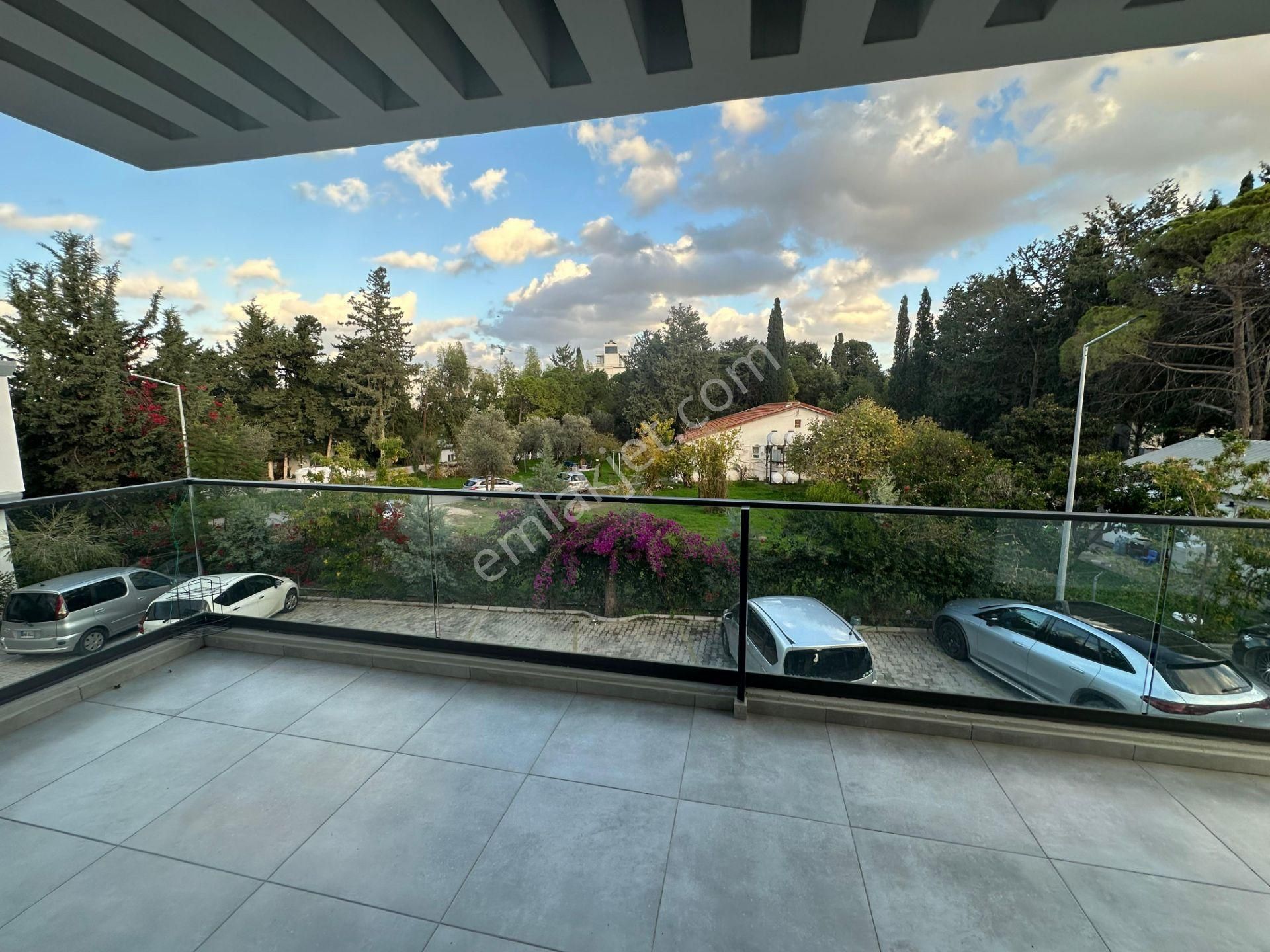 Girne Merkez'de Denize Yakın, Havuzlu Sitede, Eşyalı Satılık 2+1 Daire !! - Görsel 11