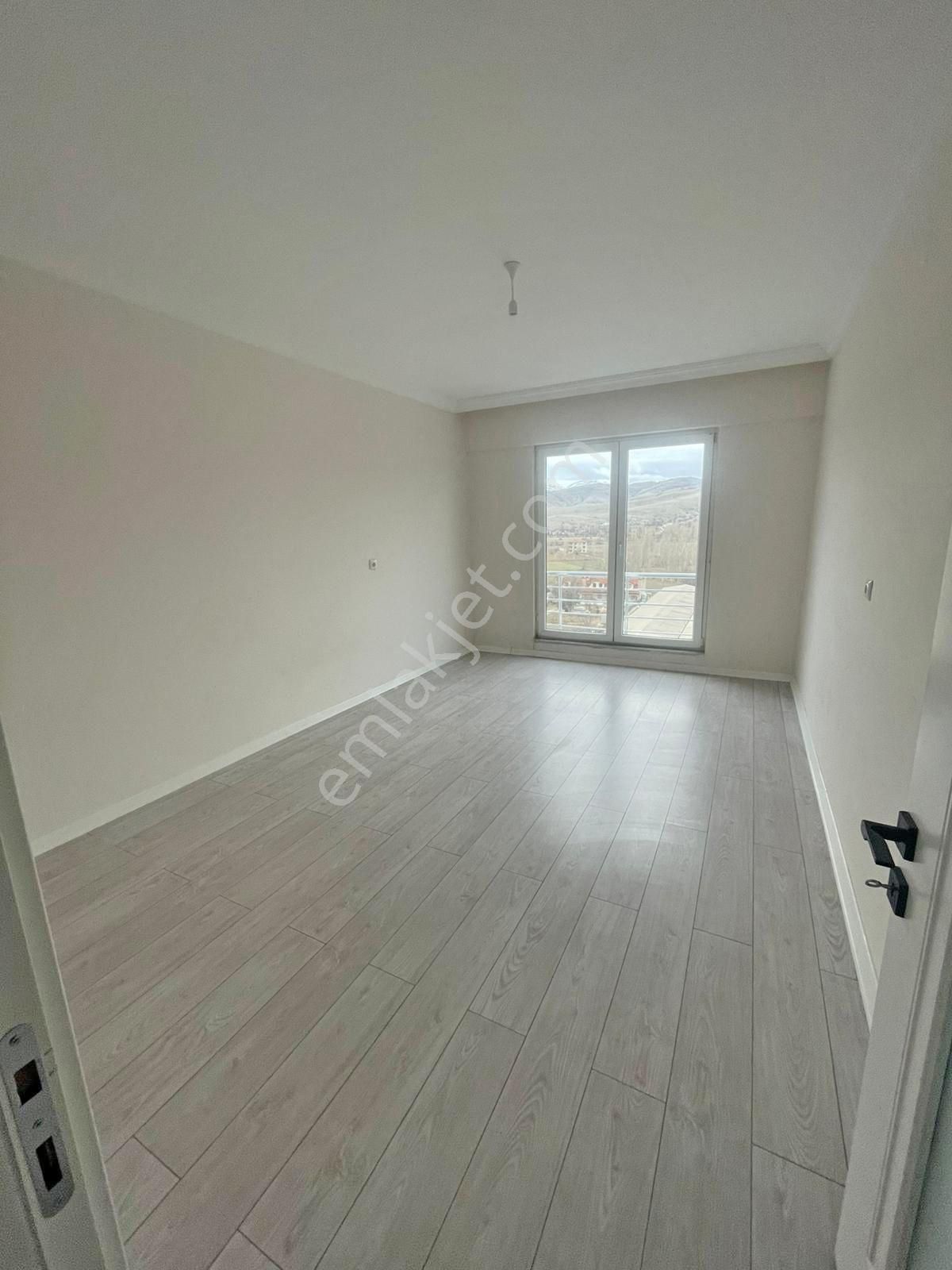 Afyon Üçok Emlaktan Sülün De Ana Yol Üzeri Kiralık Arakat 3+1 Asansörlü Lüx Geniş Daire - Görsel 21