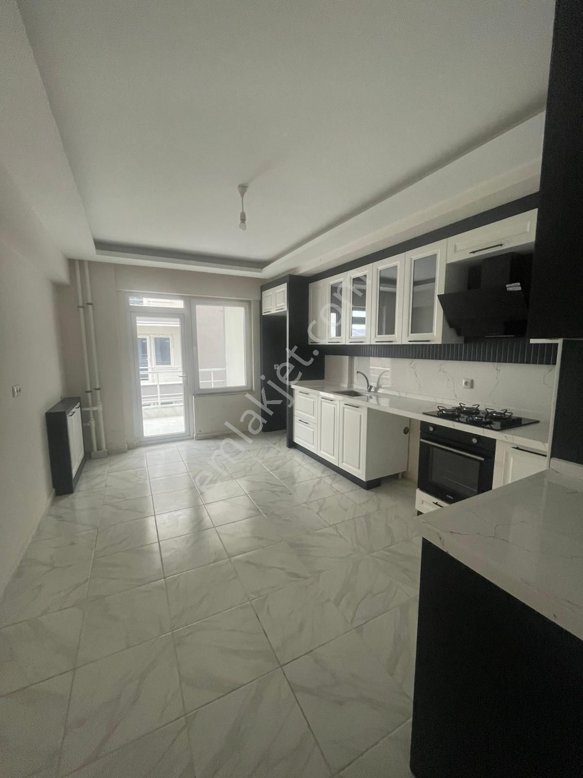 Afyon Üçok Emlaktan Sülün De Ana Yol Üzeri Kiralık Arakat 3+1 Asansörlü Lüx Geniş Daire - Görsel 11