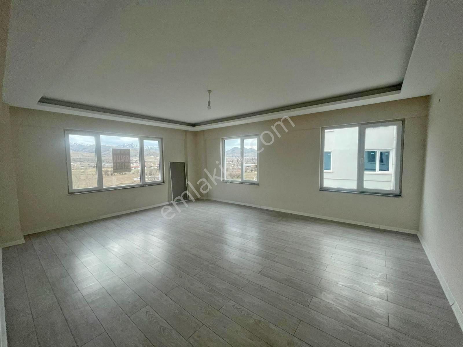 Afyon Üçok Emlaktan Sülün De Ana Yol Üzeri Kiralık Arakat 3+1 Asansörlü Lüx Geniş Daire - Görsel 17