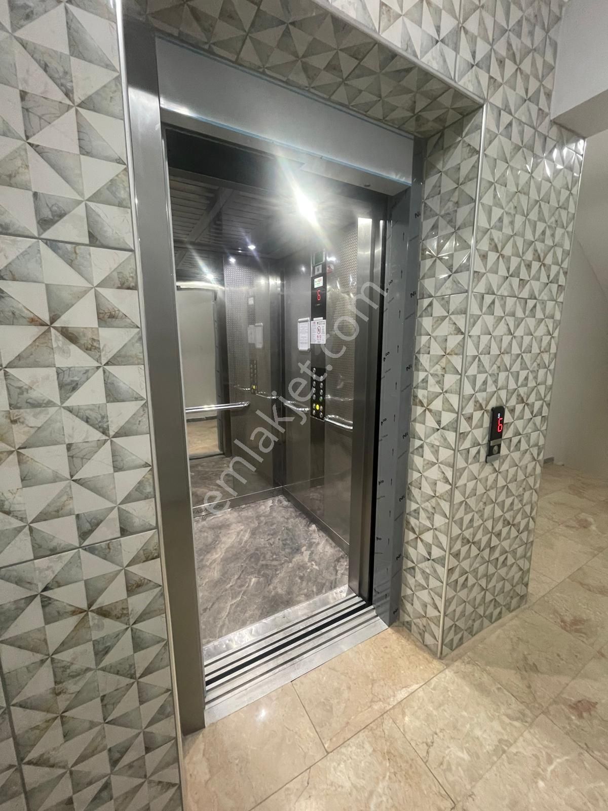 Afyon Üçok Emlaktan Sülün De Ana Yol Üzeri Kiralık Arakat 3+1 Asansörlü Lüx Geniş Daire - Görsel 5