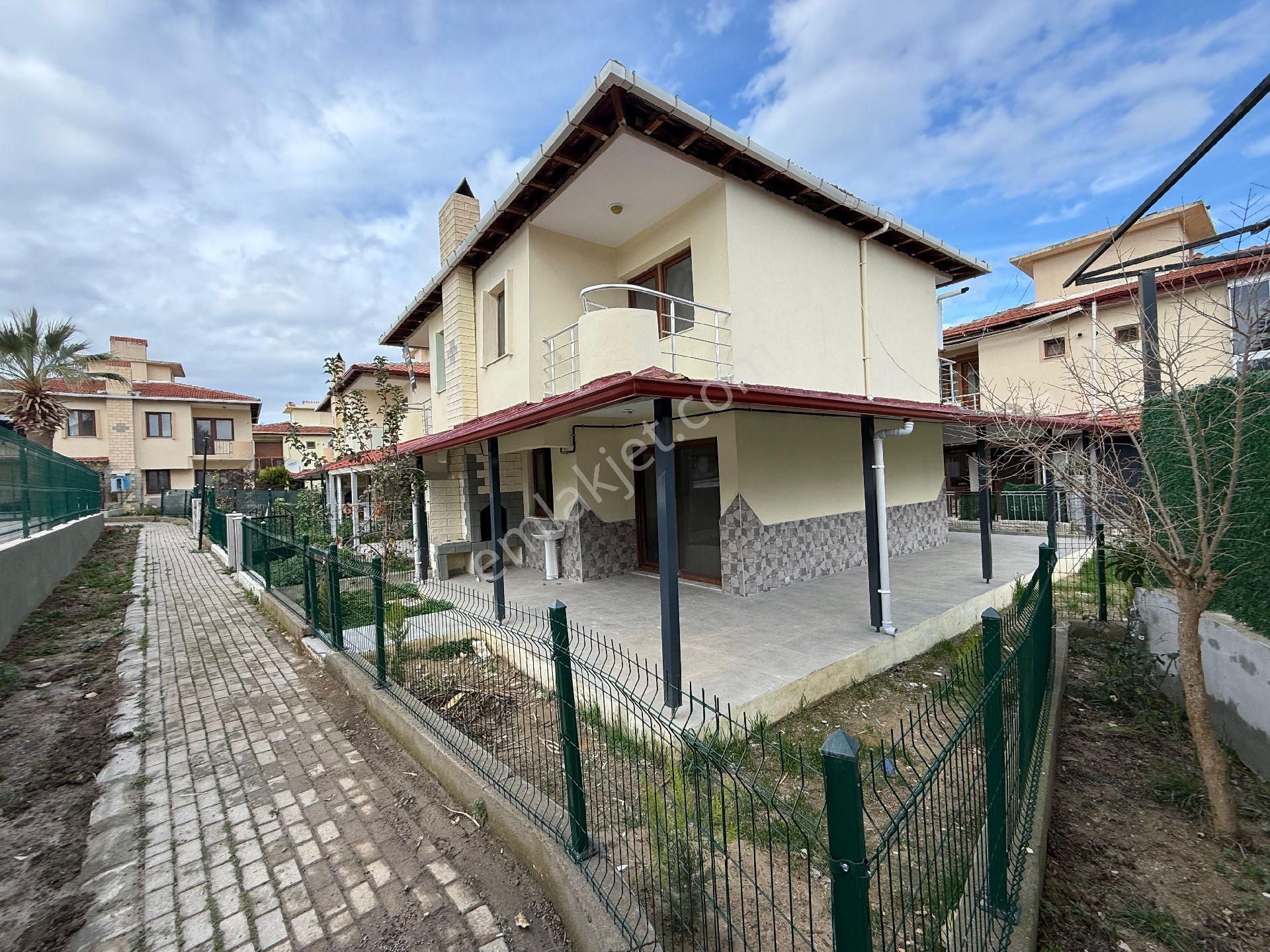 Kuşadası Kadınlar Denizi Bölgesinde‎havuzlu Site İçerisinde Satılık