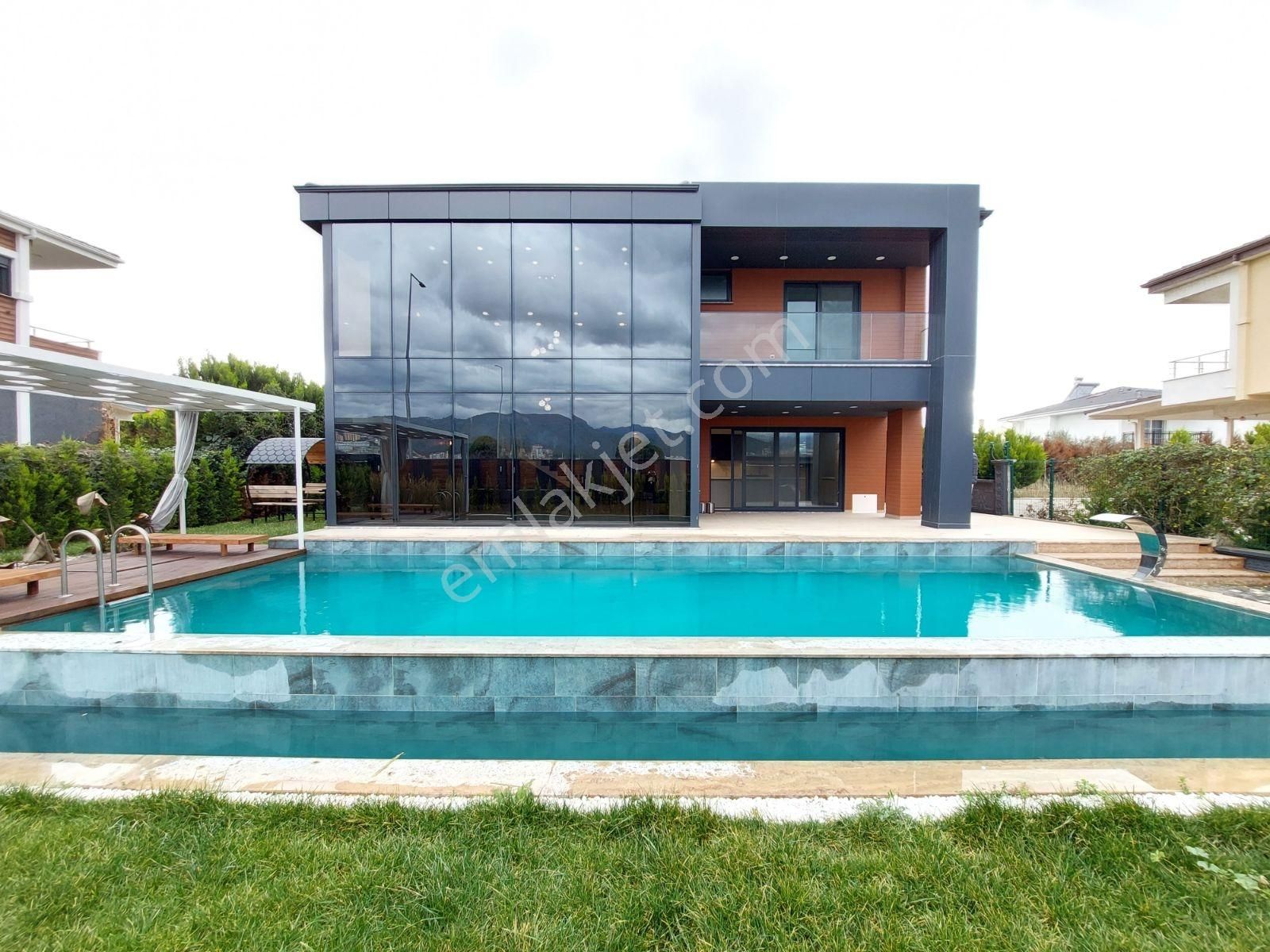 Edremit'in Prestijli Lokasyonunda Göz Alıcı Müstakil Villa - Görsel 21