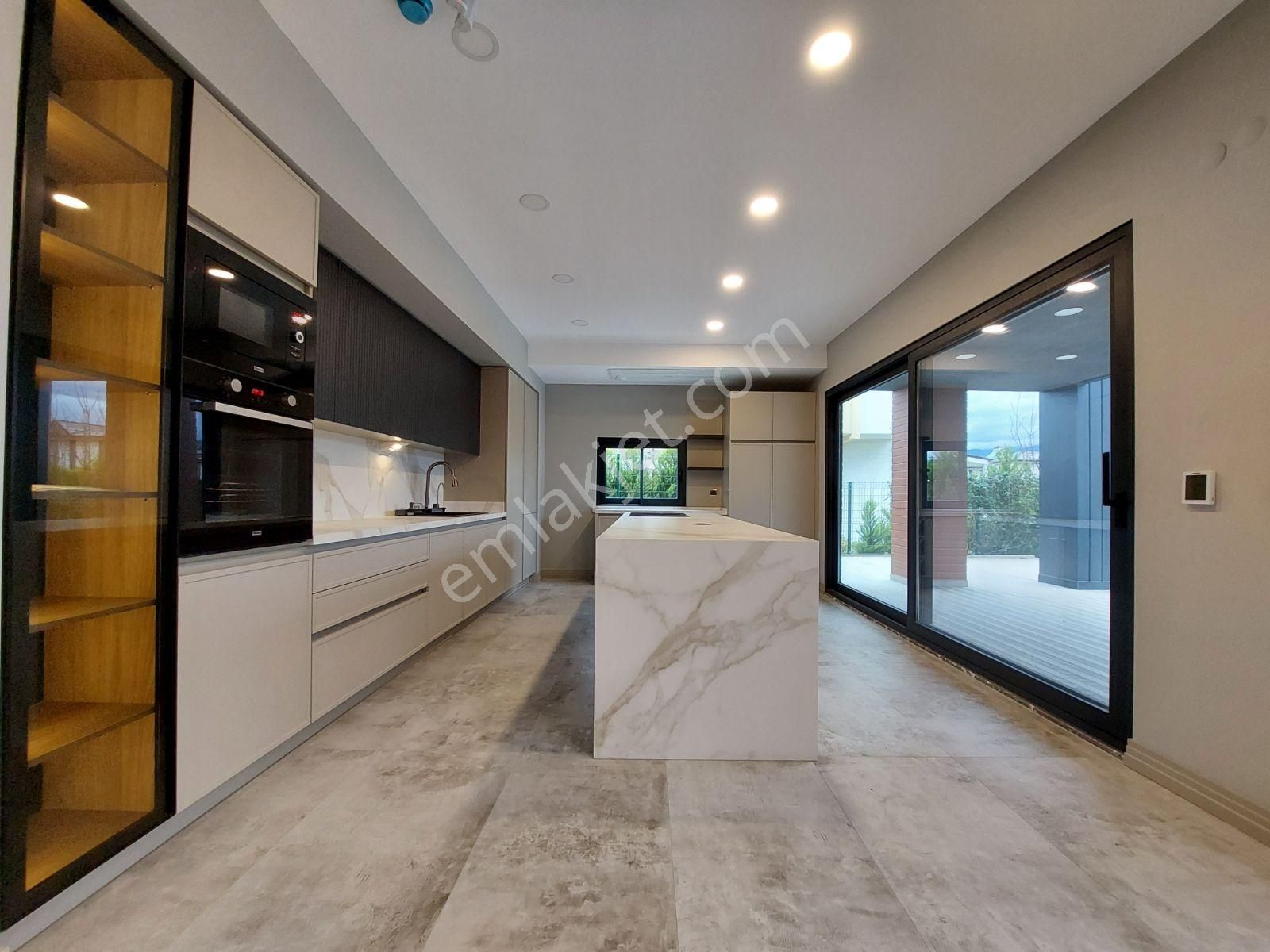 Edremit'in Prestijli Lokasyonunda Göz Alıcı Müstakil Villa - Görsel 24