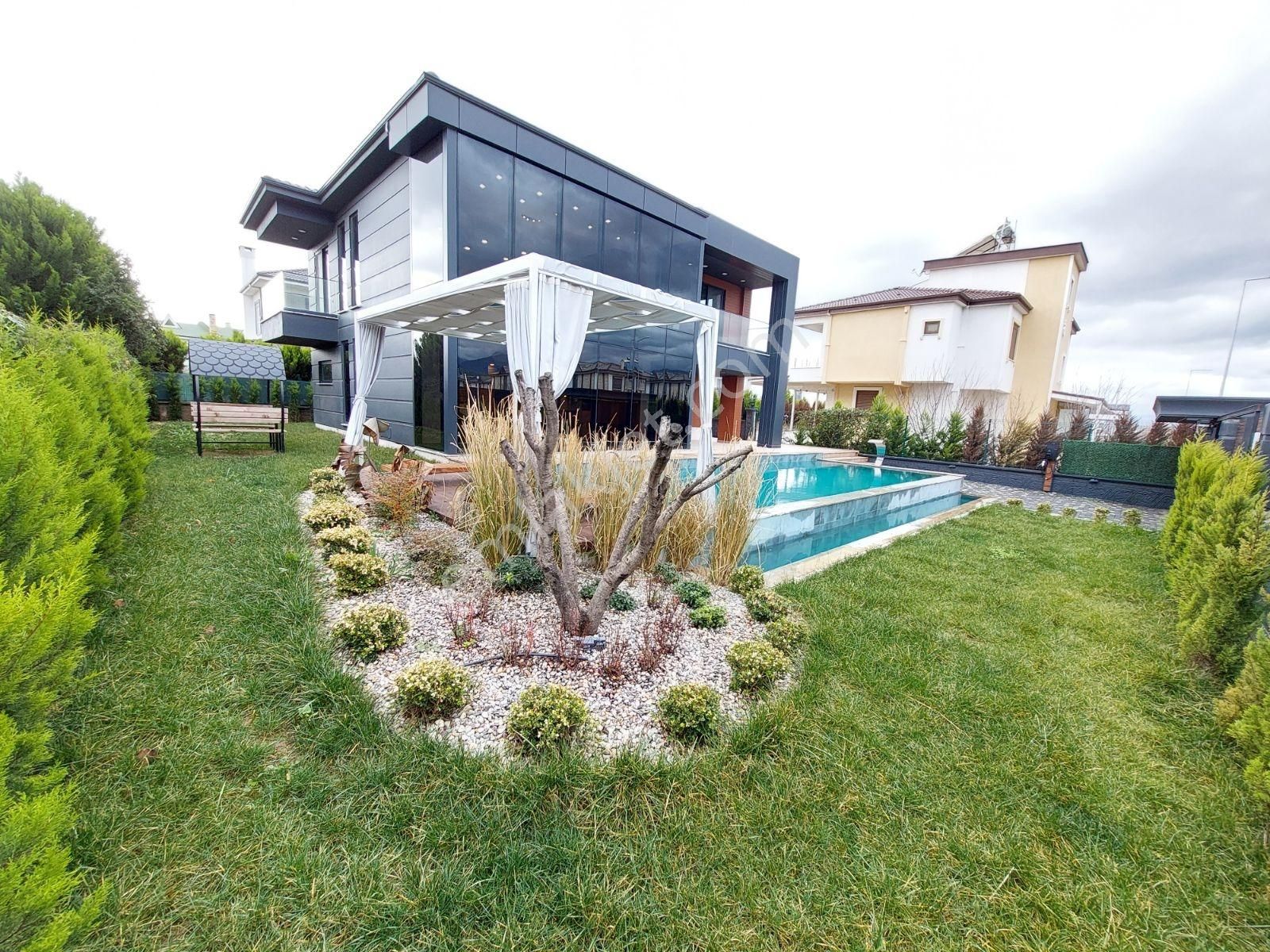 Edremit'in Prestijli Lokasyonunda Göz Alıcı Müstakil Villa