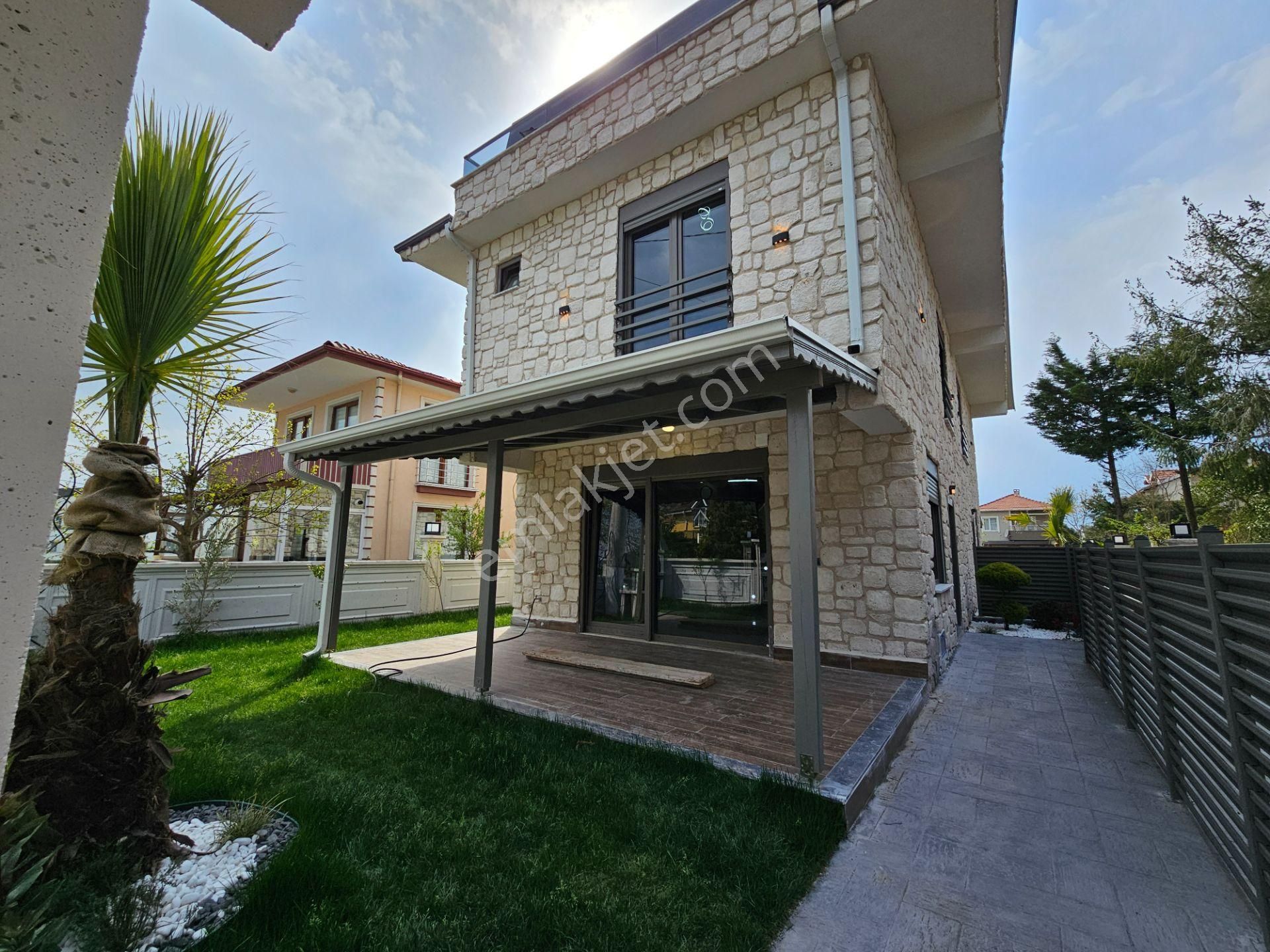 Deniz'den Kocaali Sakrya'da 3 +1 Geniş Bahçeli, Denize 50 Mt Mesafede Satılık Lüks Villa - Görsel 2