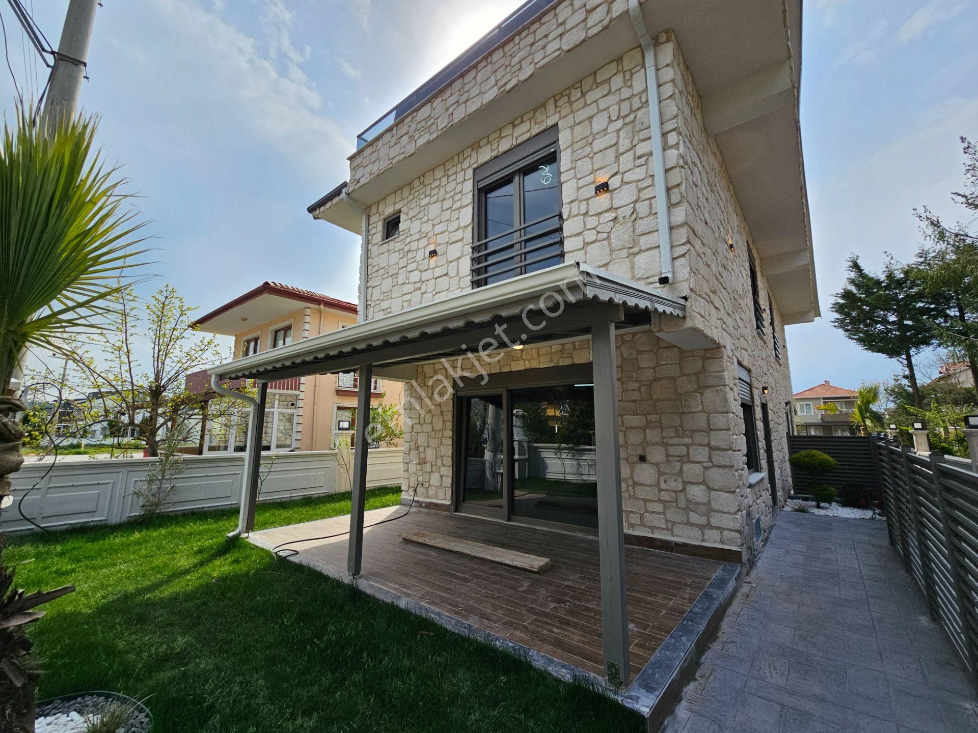 Deniz'den Kocaali Sakrya'da 3 +1 Geniş Bahçeli, Denize 50 Mt Mesafede Satılık Lüks Villa