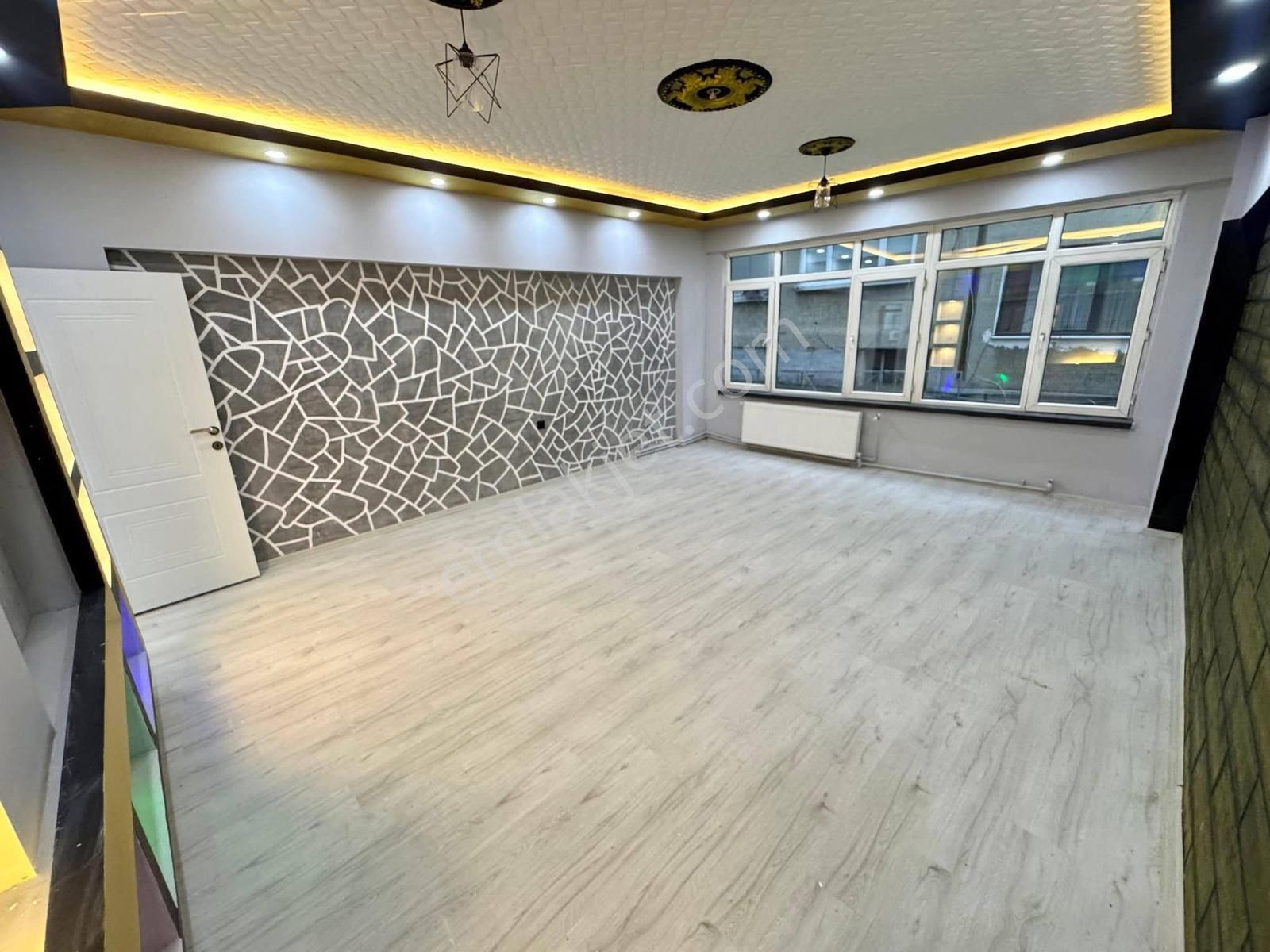 Furkan Emlaktan Zafer Mah 2+1 1.kat 120m2 Çift Balkonlu Merkezi Konumda Masrafsız Kiralık Daire - Görsel 2
