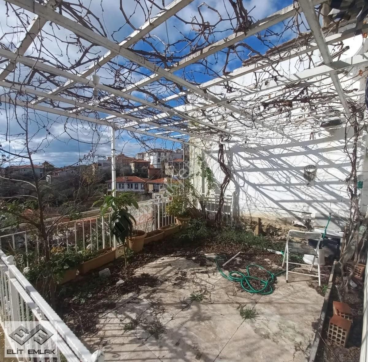 Altınoluk'ta Bahçeli Müstakil Köy Evi - Görsel 12