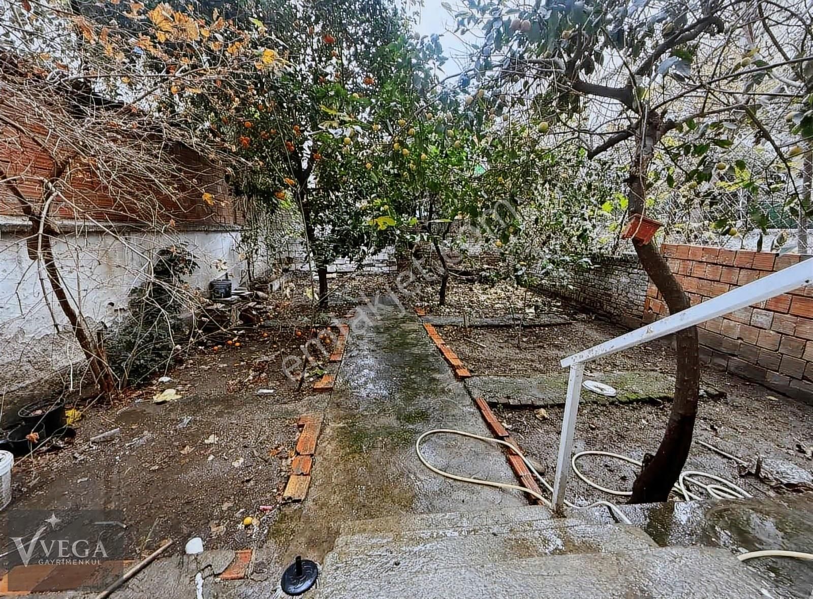 Karşıyaka Alaybey'de 3+1 Bahçeli Satılık Daire