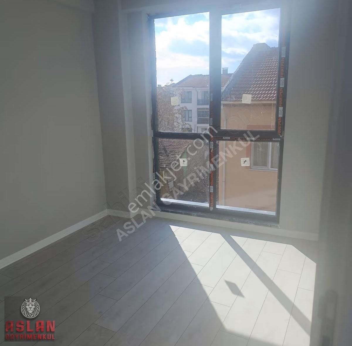 Aslan Emlak Gayrimenkulden Şarhöyükte Satılık 1+1 - Görsel 1