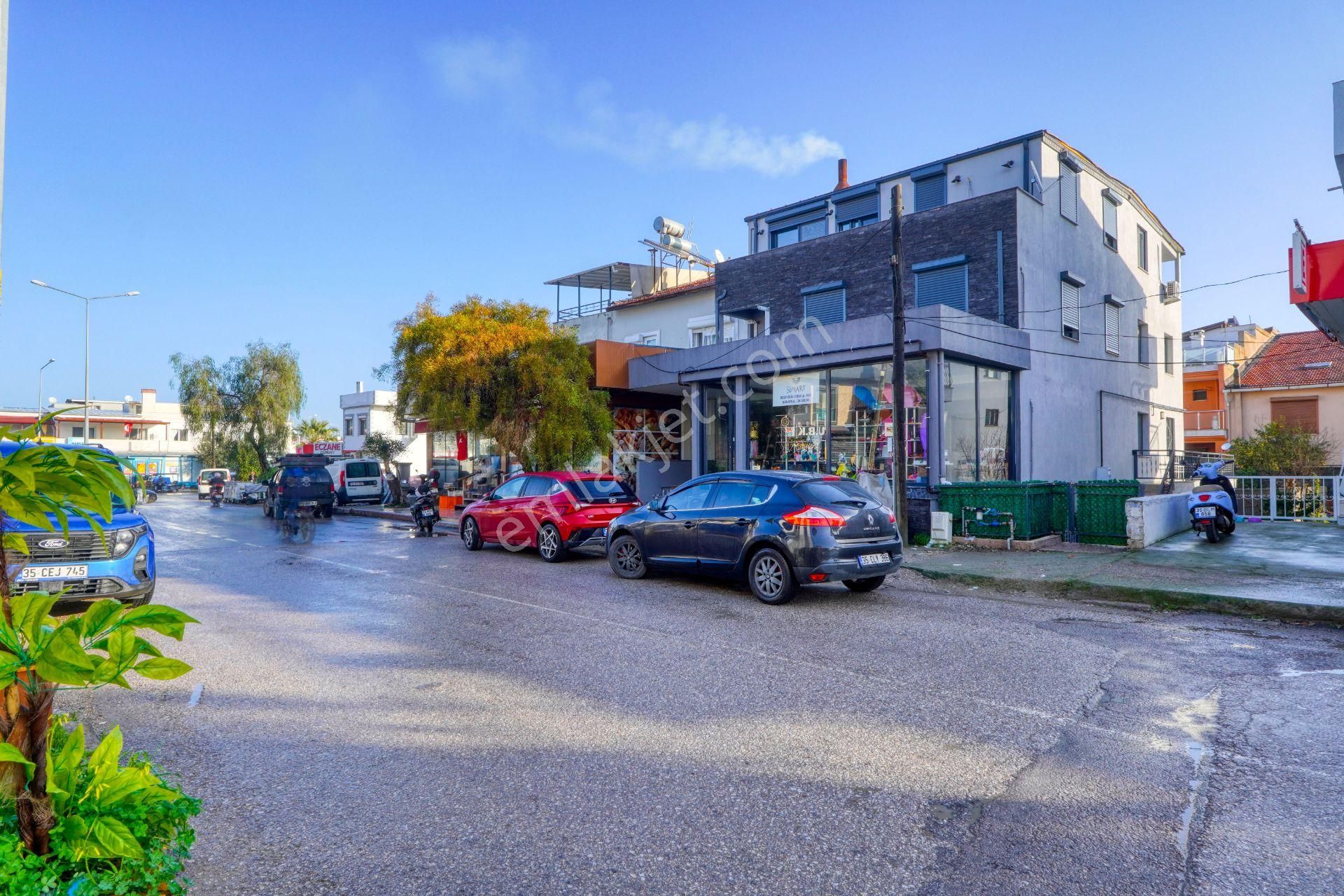 Çeşmealtında Ana Cadde Üzerinde Dükkan + 2 Daire Teraslı Bina