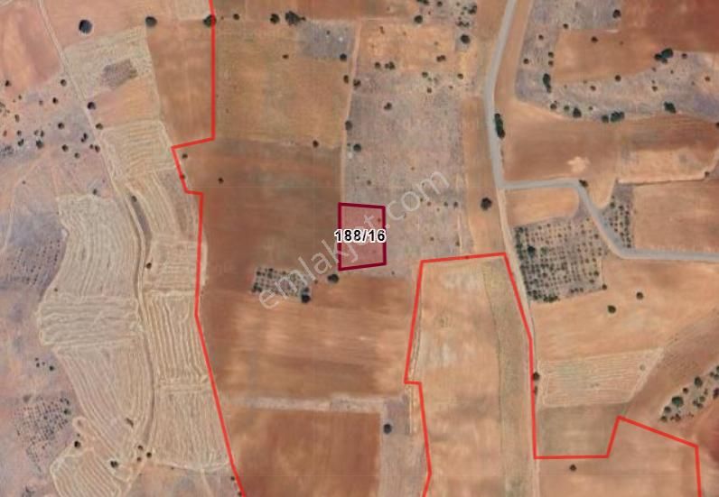 Karaman Merkez Kızılyaka Köyünde 1.894 M² Bağ Ve Tarla Satılıktır